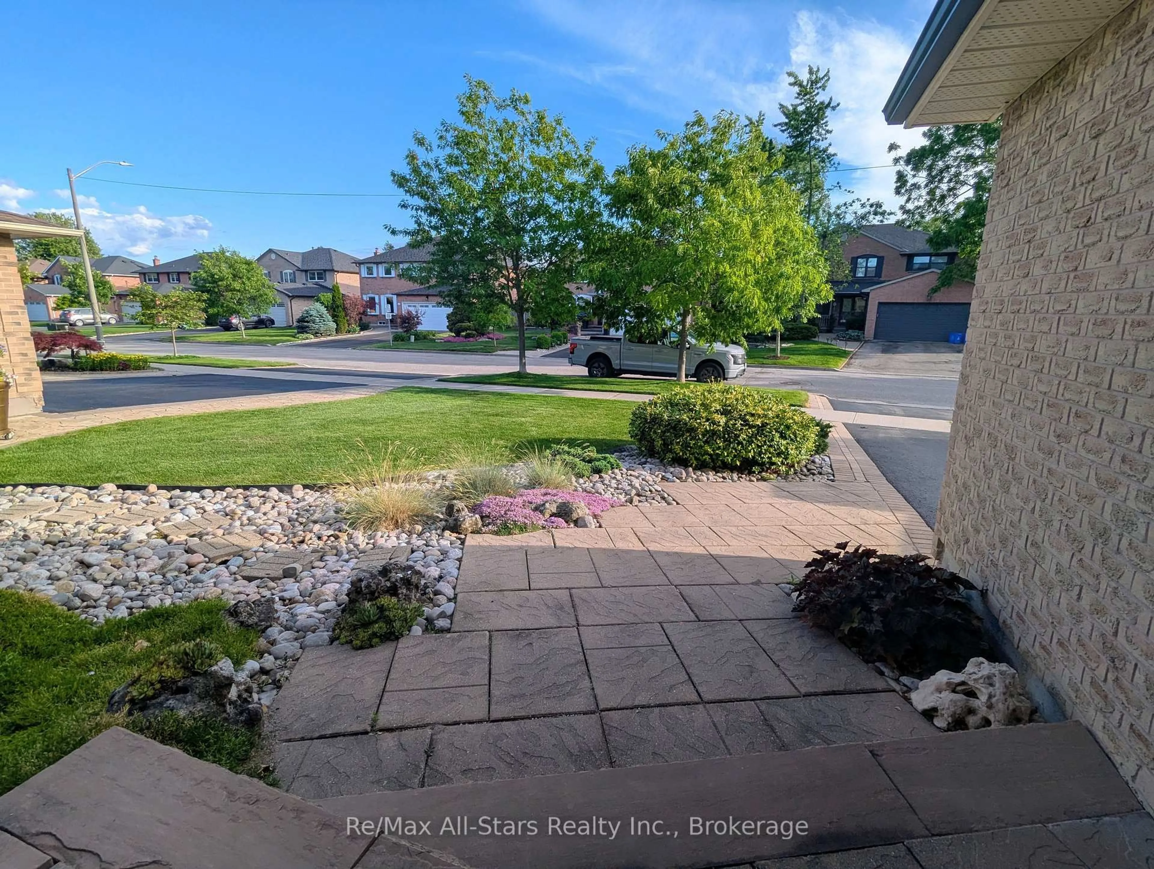 A pic from outside/outdoor area/front of a property/back of a property/a pic from drone, street for 20 Love Cres, Ajax Ontario L1S 4T1