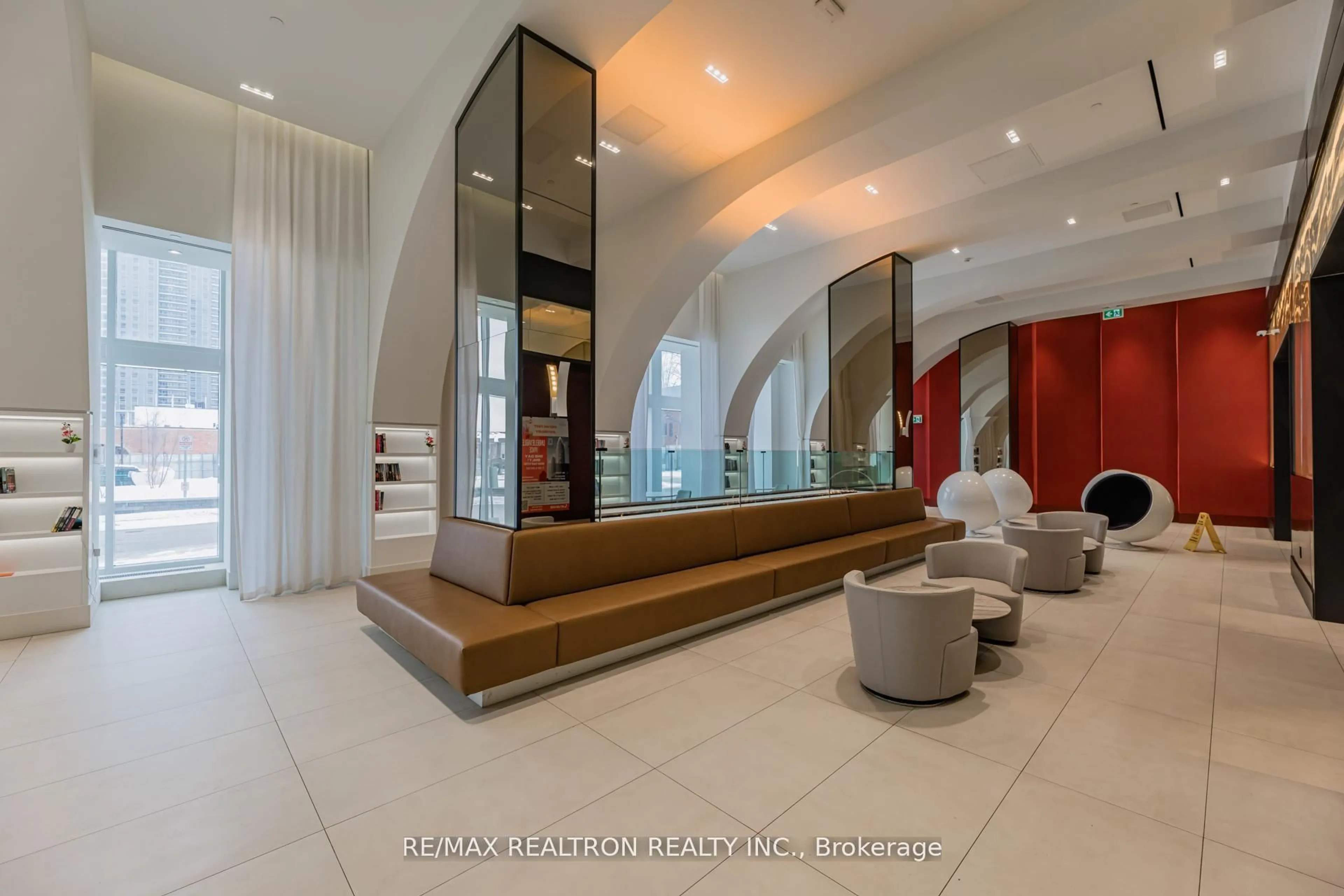 Indoor foyer for 2033 Kennedy Rd #2008, Toronto Ontario M1T 0B9
