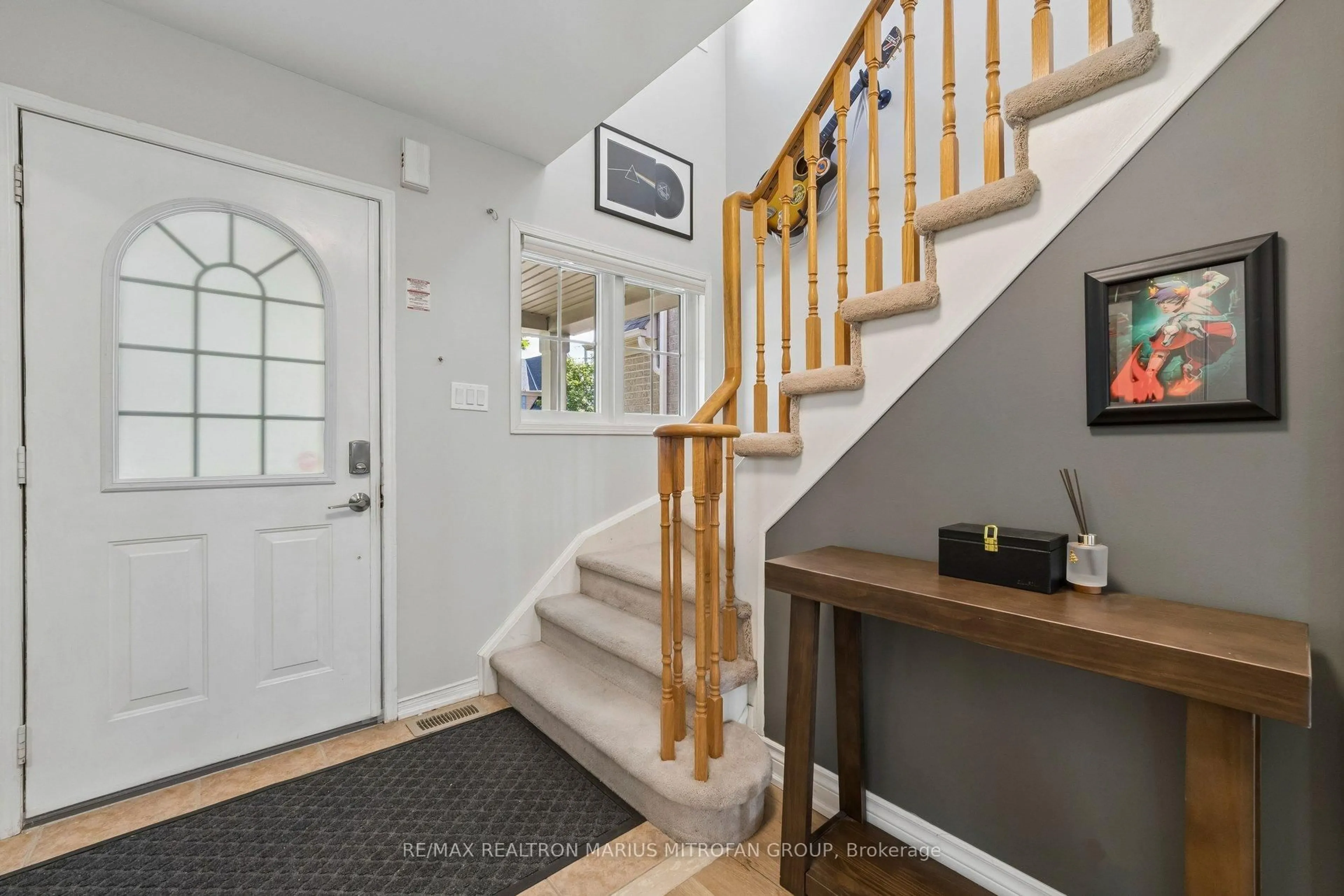 Indoor entryway for 1962 Secretariat Pl, Oshawa Ontario L1L 1C7