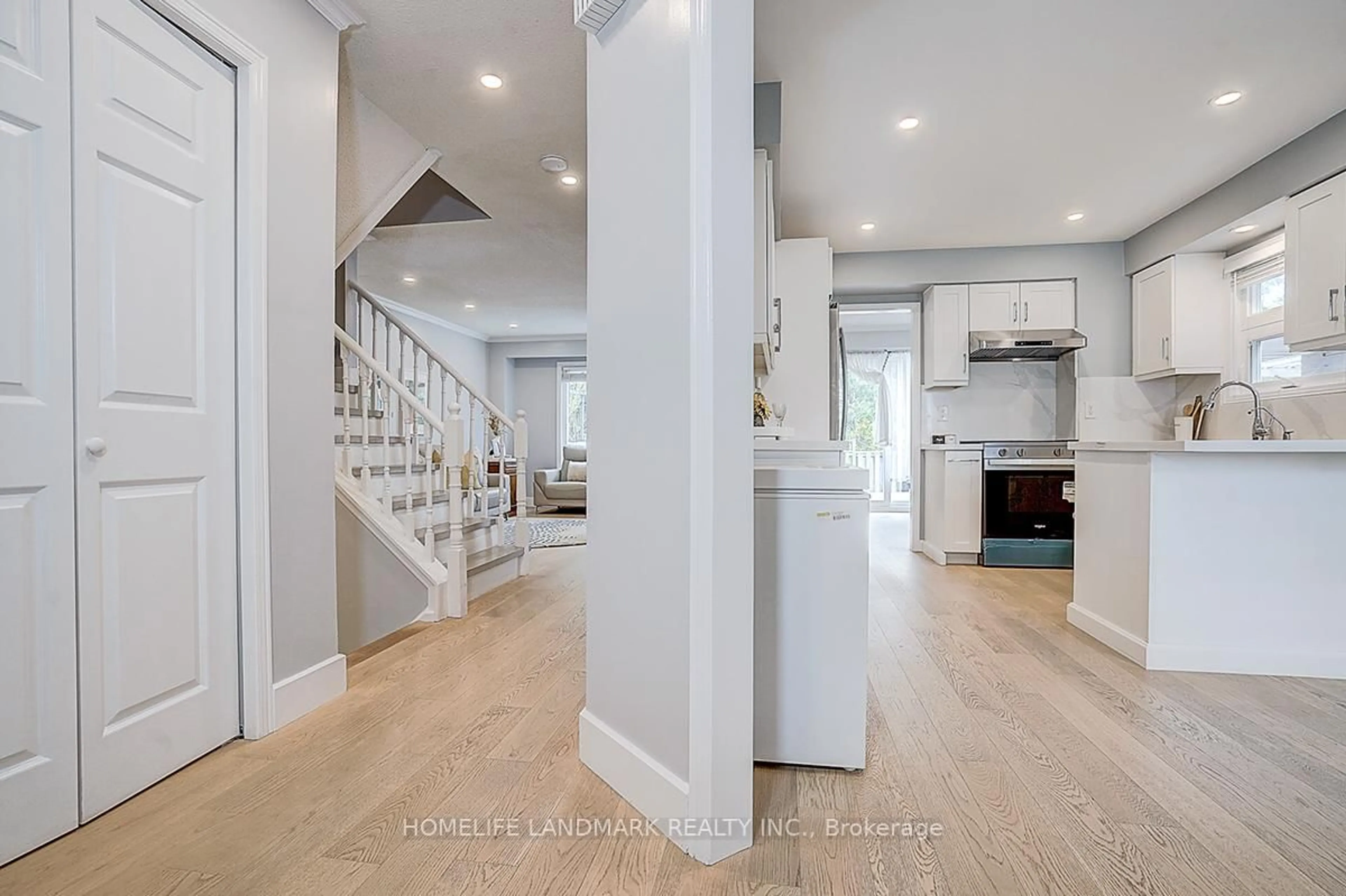 Indoor entryway for 431 Port Royal Tr, Toronto Ontario M1V 4R2