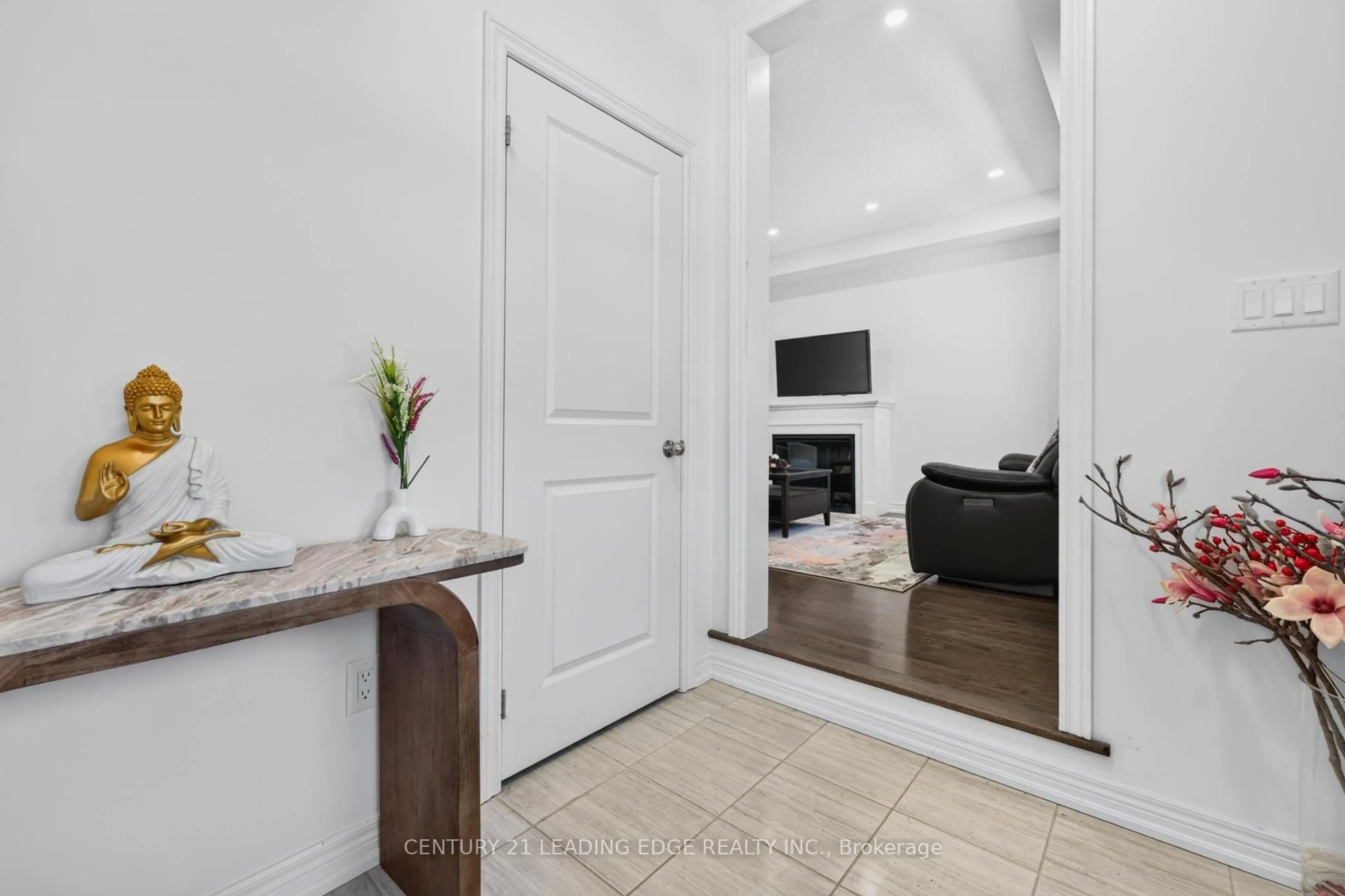 Indoor entryway for 26 Hahn St, Whitby Ontario L1P 0H1