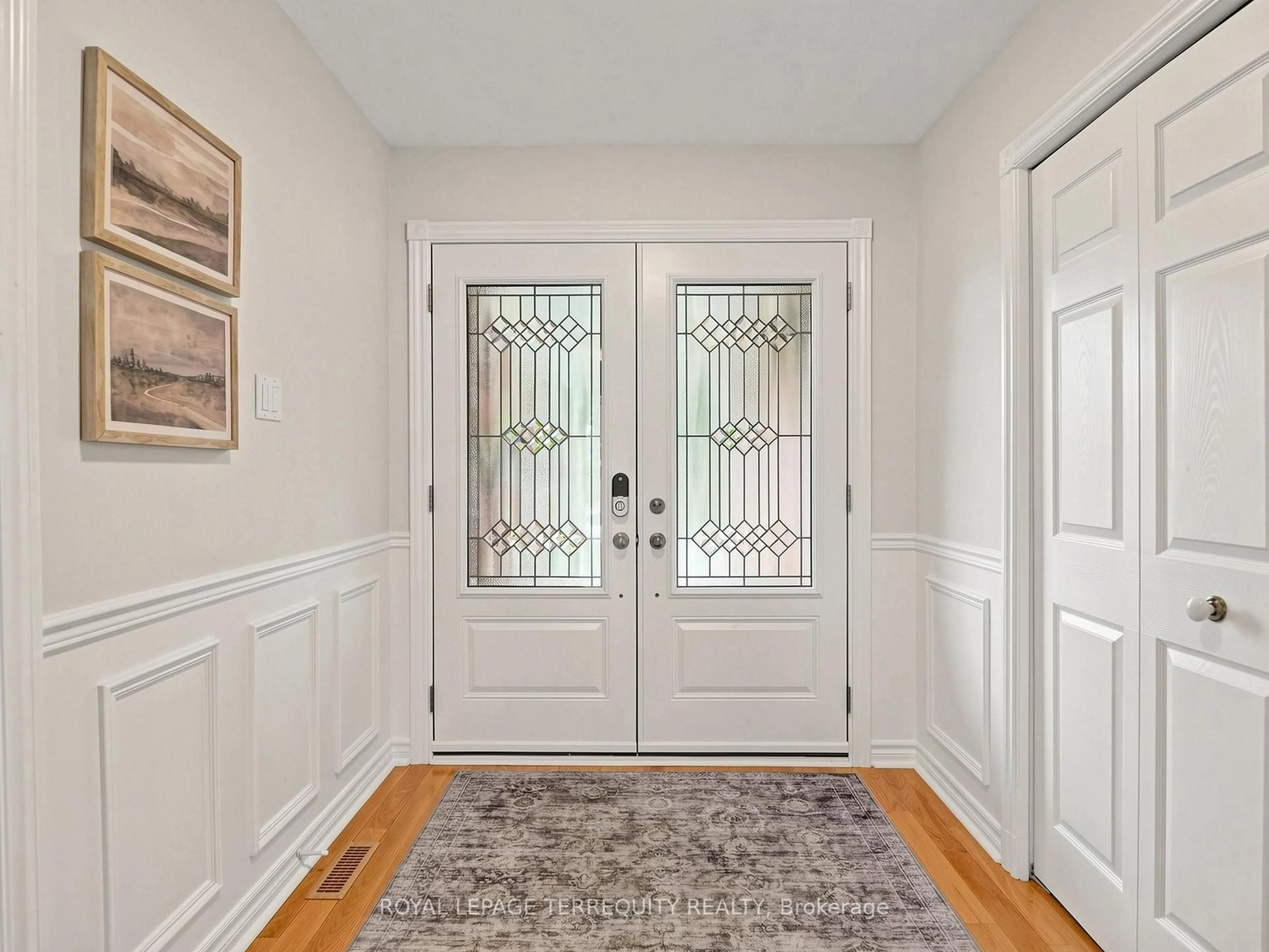 Indoor entryway for 12 Maplewood Dr, Whitby Ontario L1N 7A5