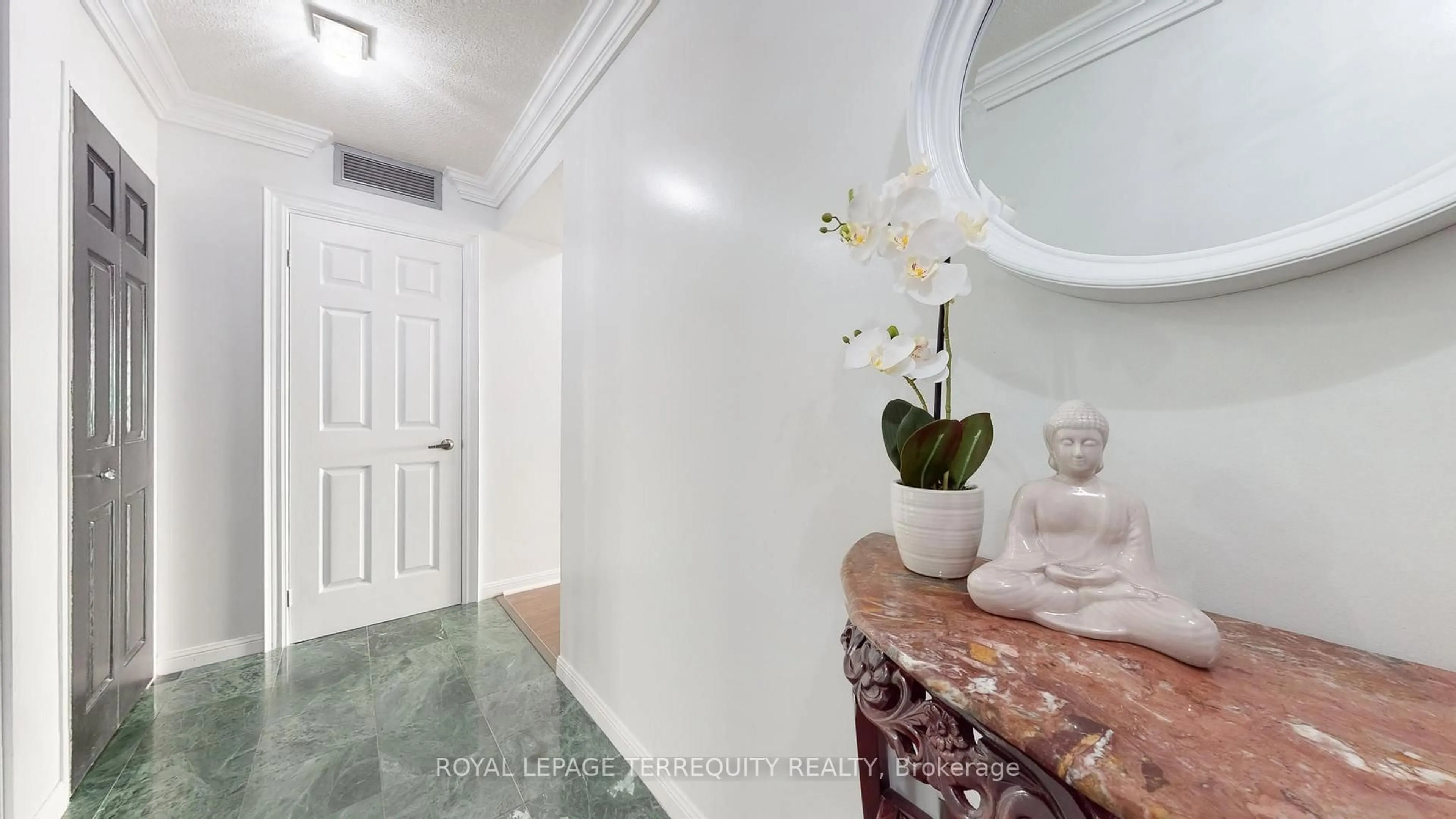 Indoor entryway for 18 Lee Centre Dr #1506, Toronto Ontario M1H 3H5