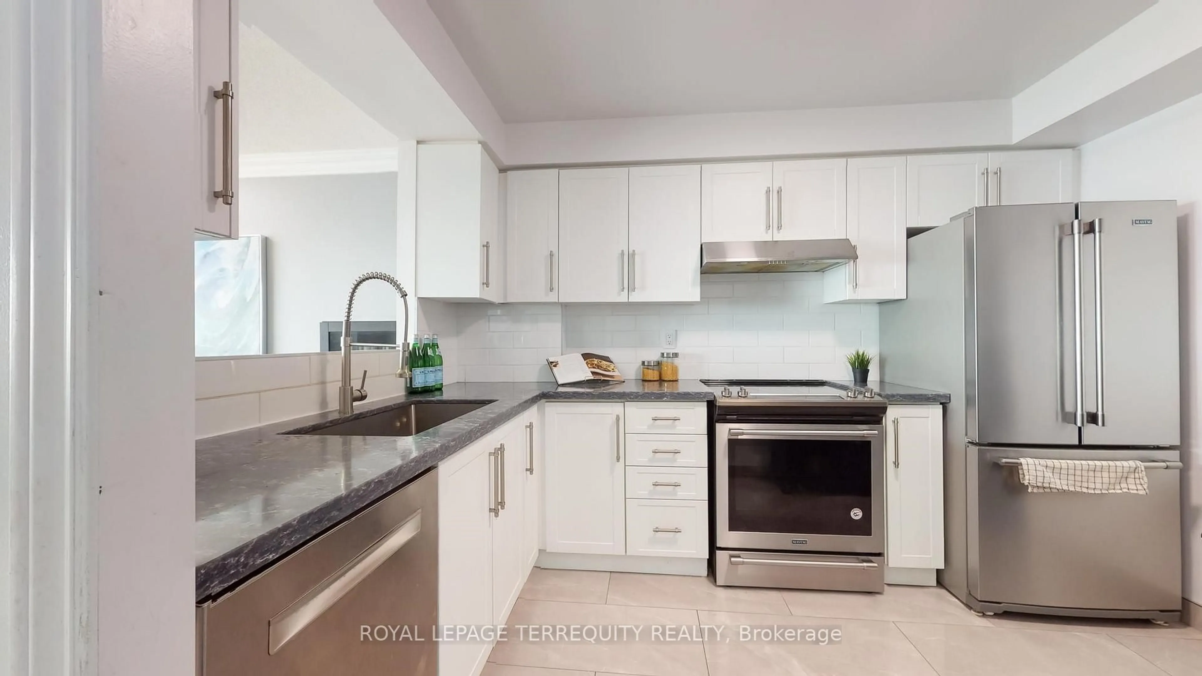 Standard kitchen, ceramic/tile floor for 18 Lee Centre Dr #1506, Toronto Ontario M1H 3H5