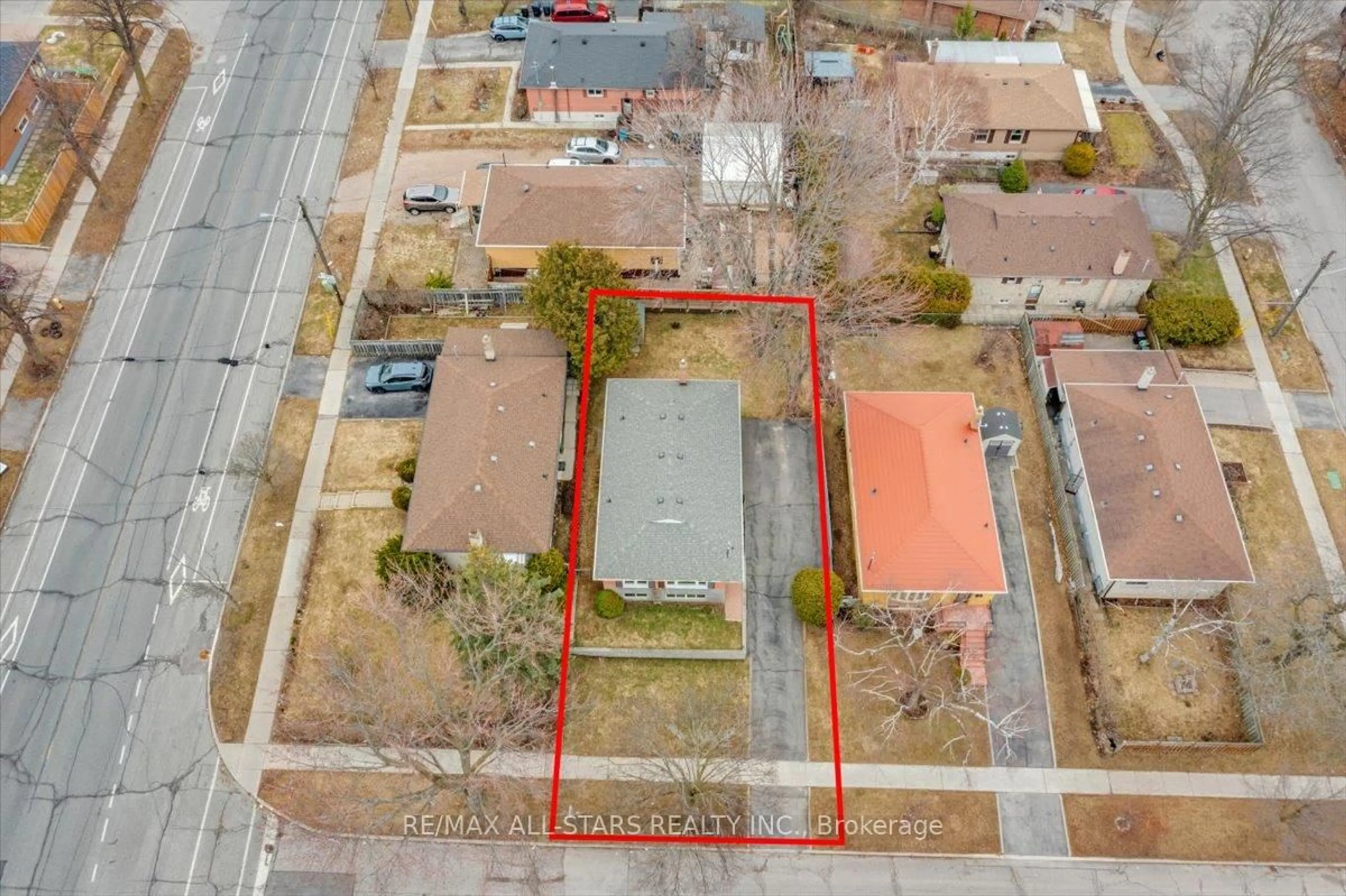 A pic from outside/outdoor area/front of a property/back of a property/a pic from drone, street for 55 Sancrest Dr, Toronto Ontario M1P 4A7