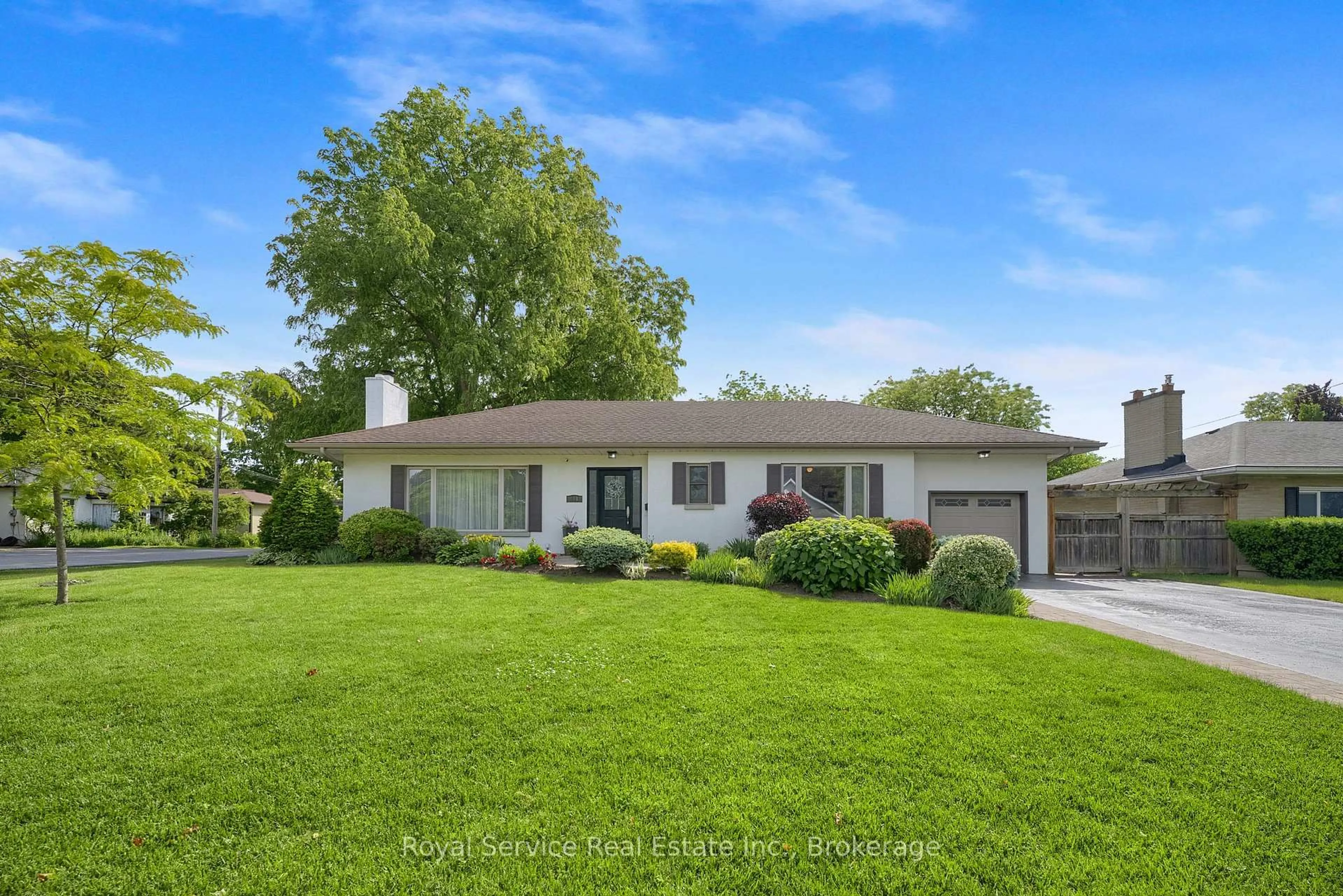 Home with vinyl exterior material, unknown for 801 King St, Whitby Ontario L1N 5A3