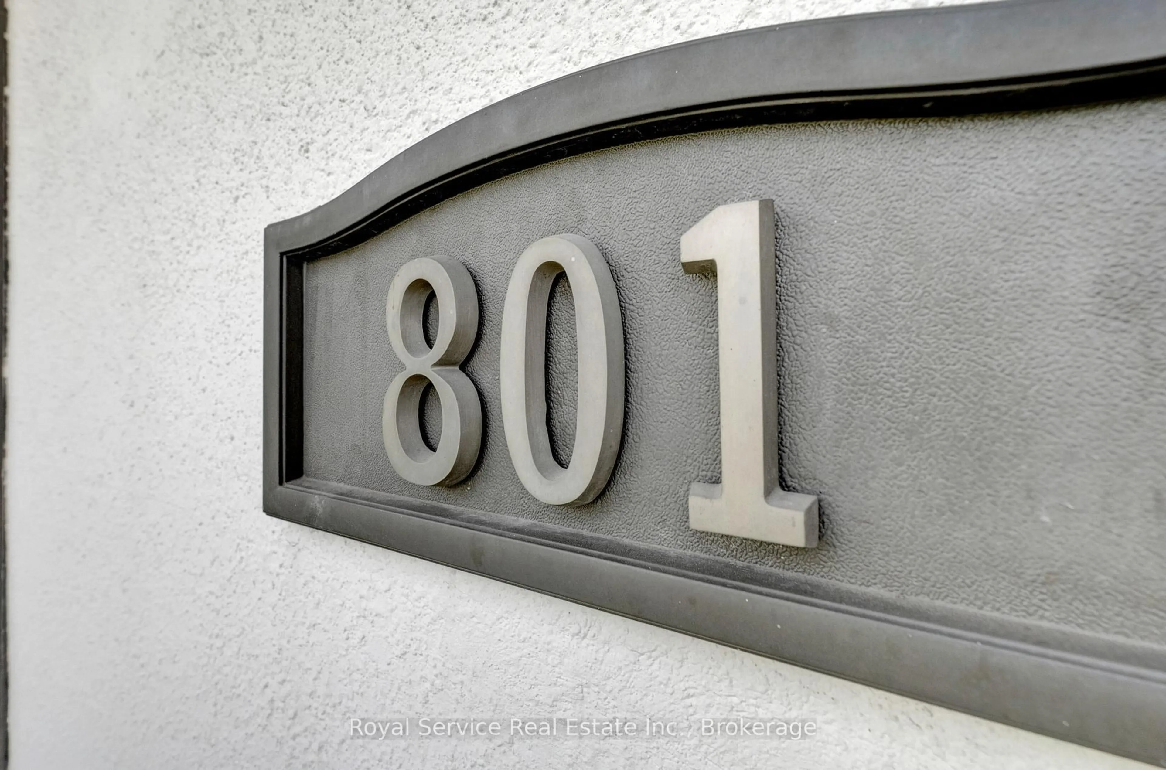 Indoor entryway for 801 King St, Whitby Ontario L1N 5A3