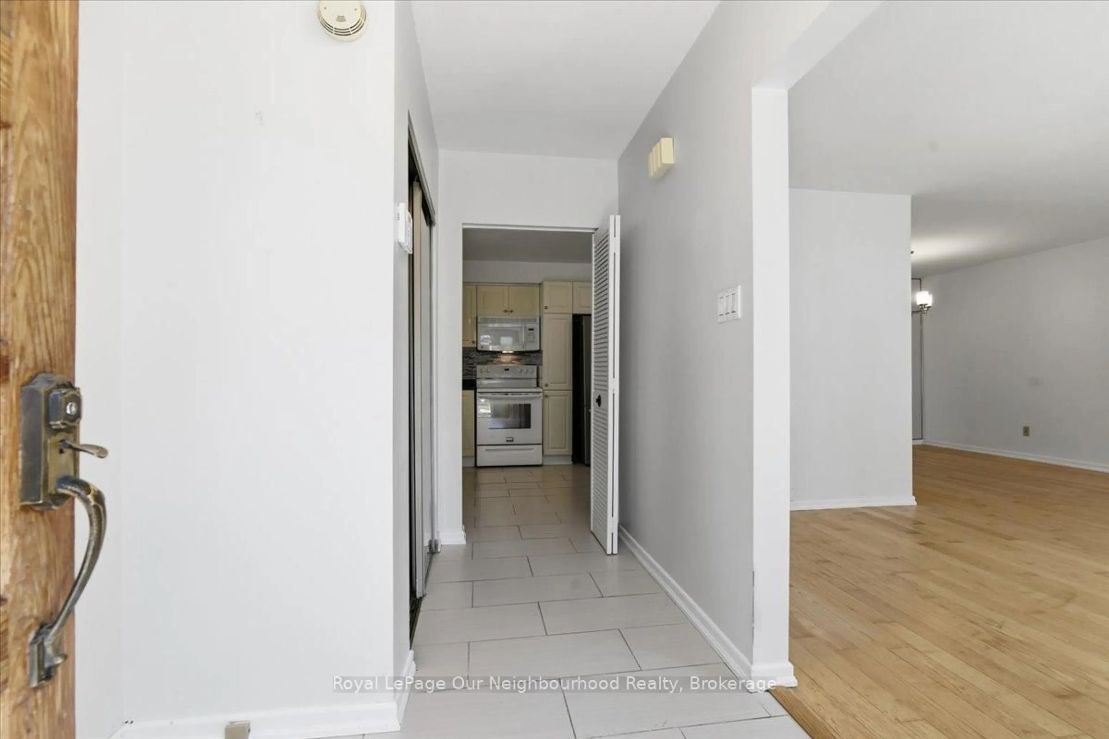Indoor entryway for 16 Tweedrock Cres, Toronto Ontario M1E 4L5