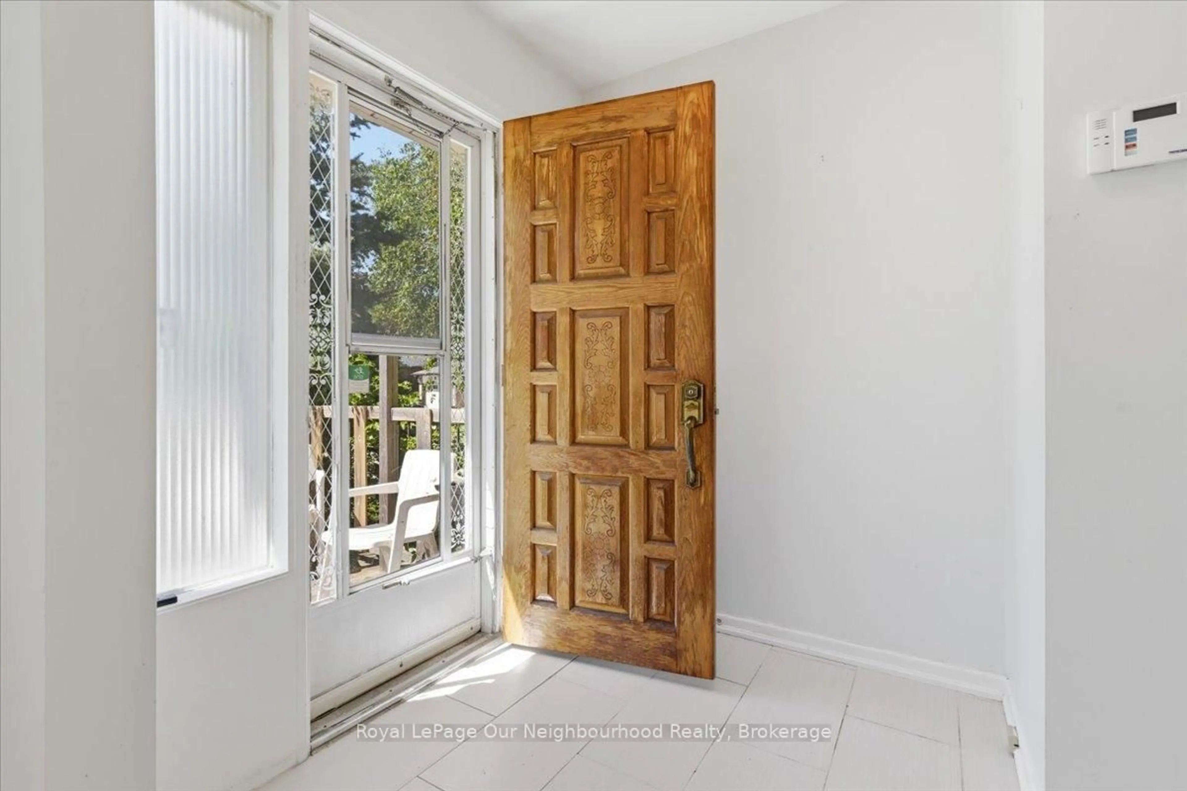 Indoor entryway for 16 Tweedrock Cres, Toronto Ontario M1E 4L5
