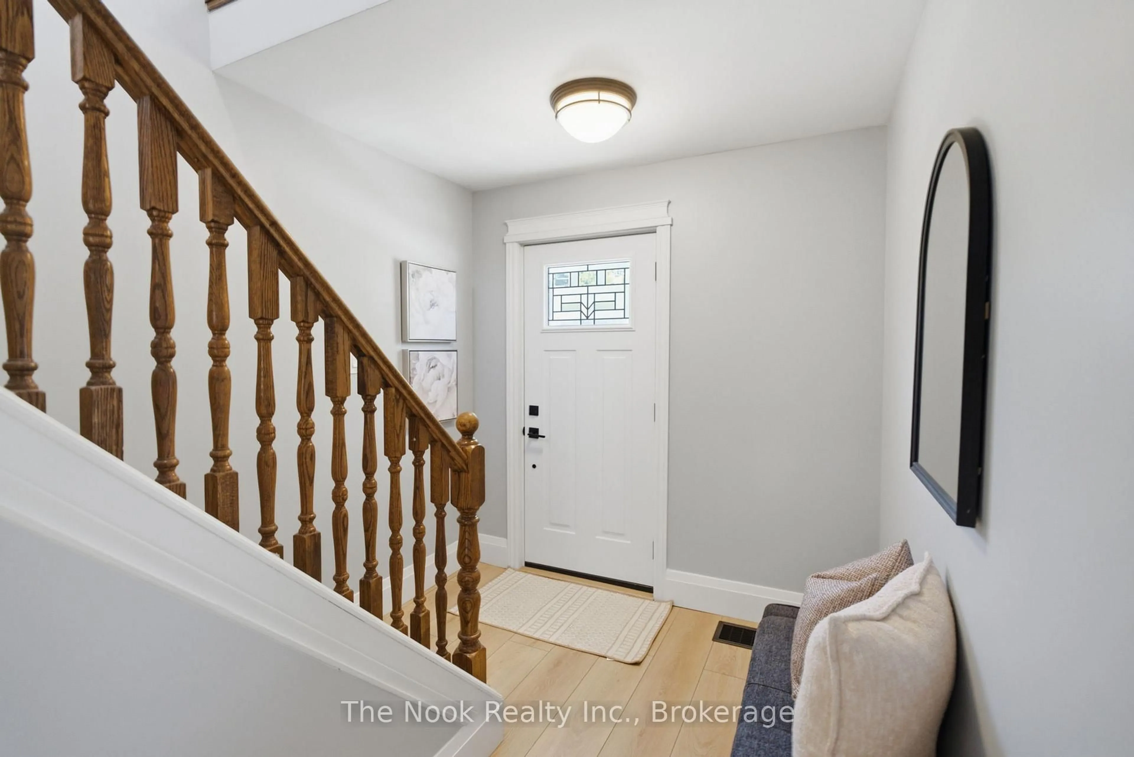Indoor entryway for 321 Palace St, Whitby Ontario L1N 5G4
