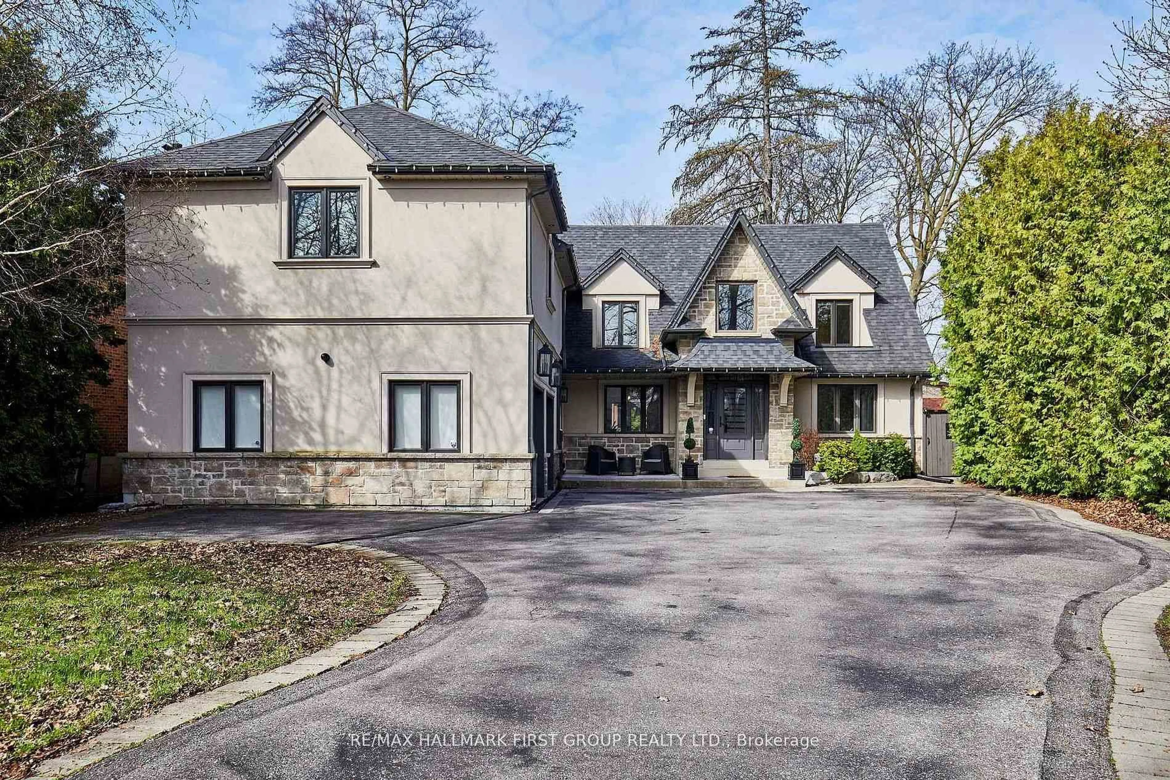 A pic from outside/outdoor area/front of a property/back of a property/a pic from drone, street for 1434 Rougemount Dr, Pickering Ontario L1V 1N1