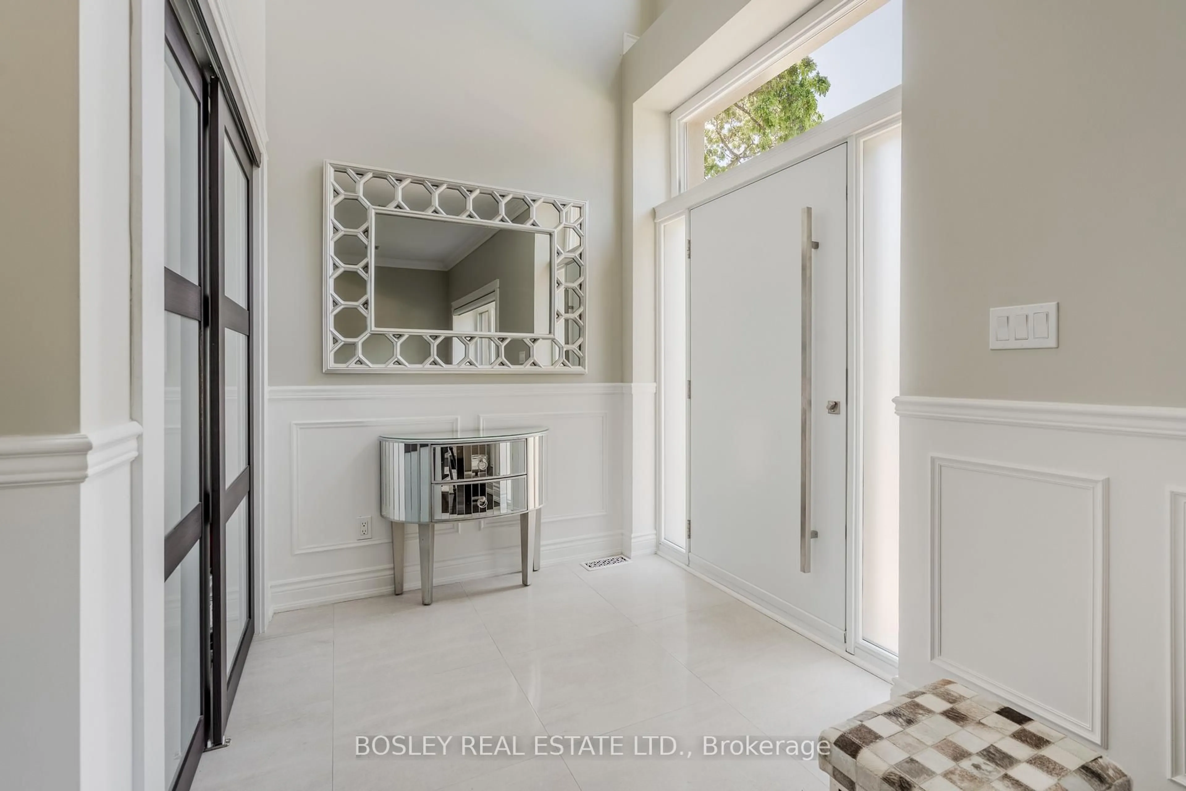 Indoor entryway for 1599 Woodbine Heights Blvd, Toronto Ontario M4B 3A3