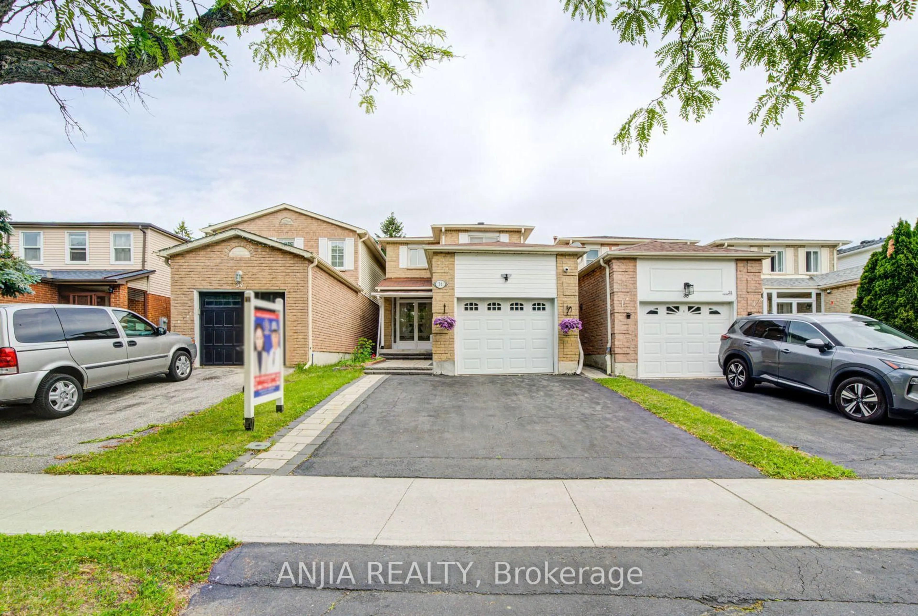 A pic from outside/outdoor area/front of a property/back of a property/a pic from drone, street for 36 Ponymill Dr, Toronto Ontario M1V 2Y1