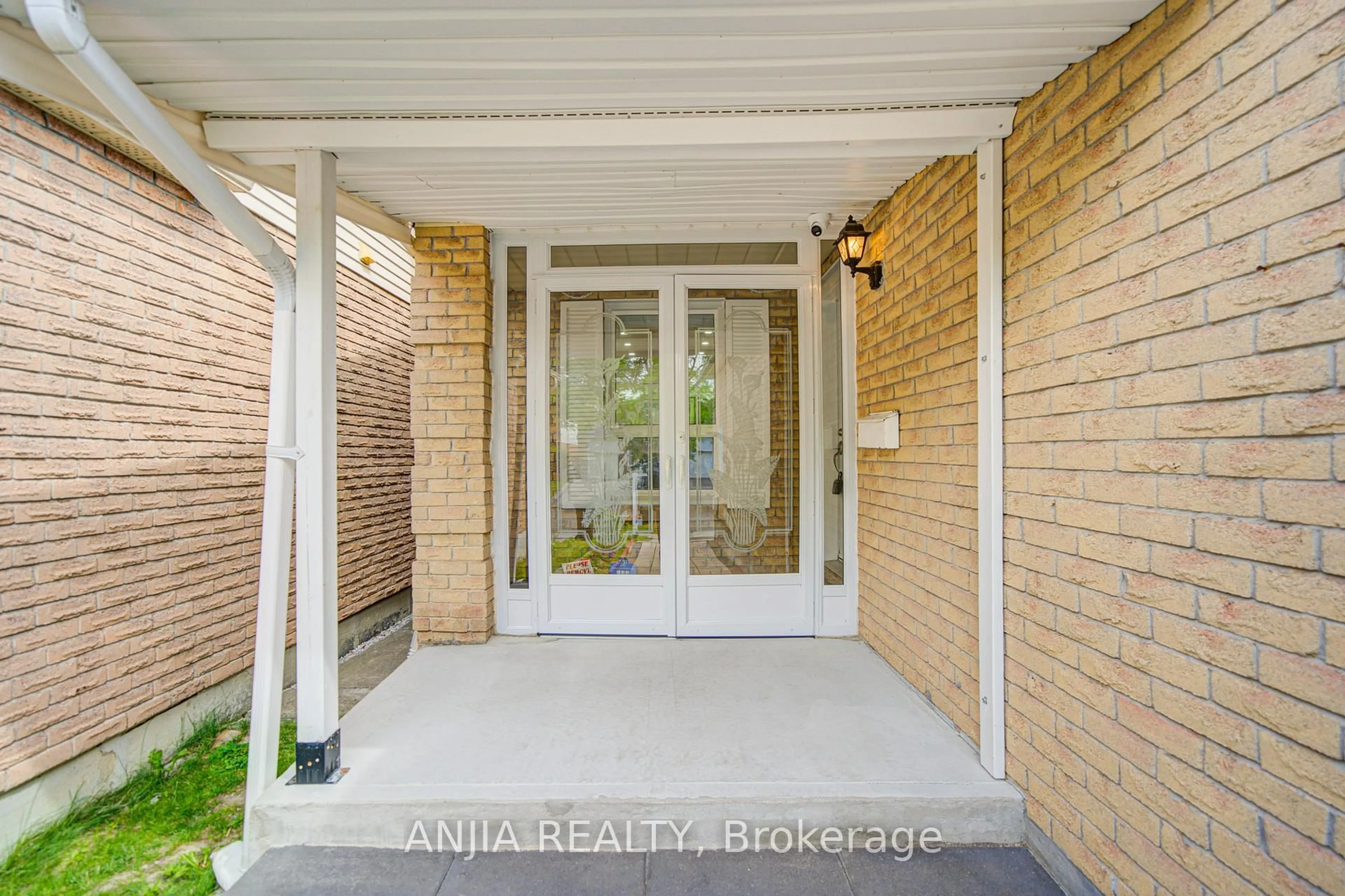 Indoor entryway for 36 Ponymill Dr, Toronto Ontario M1V 2Y1