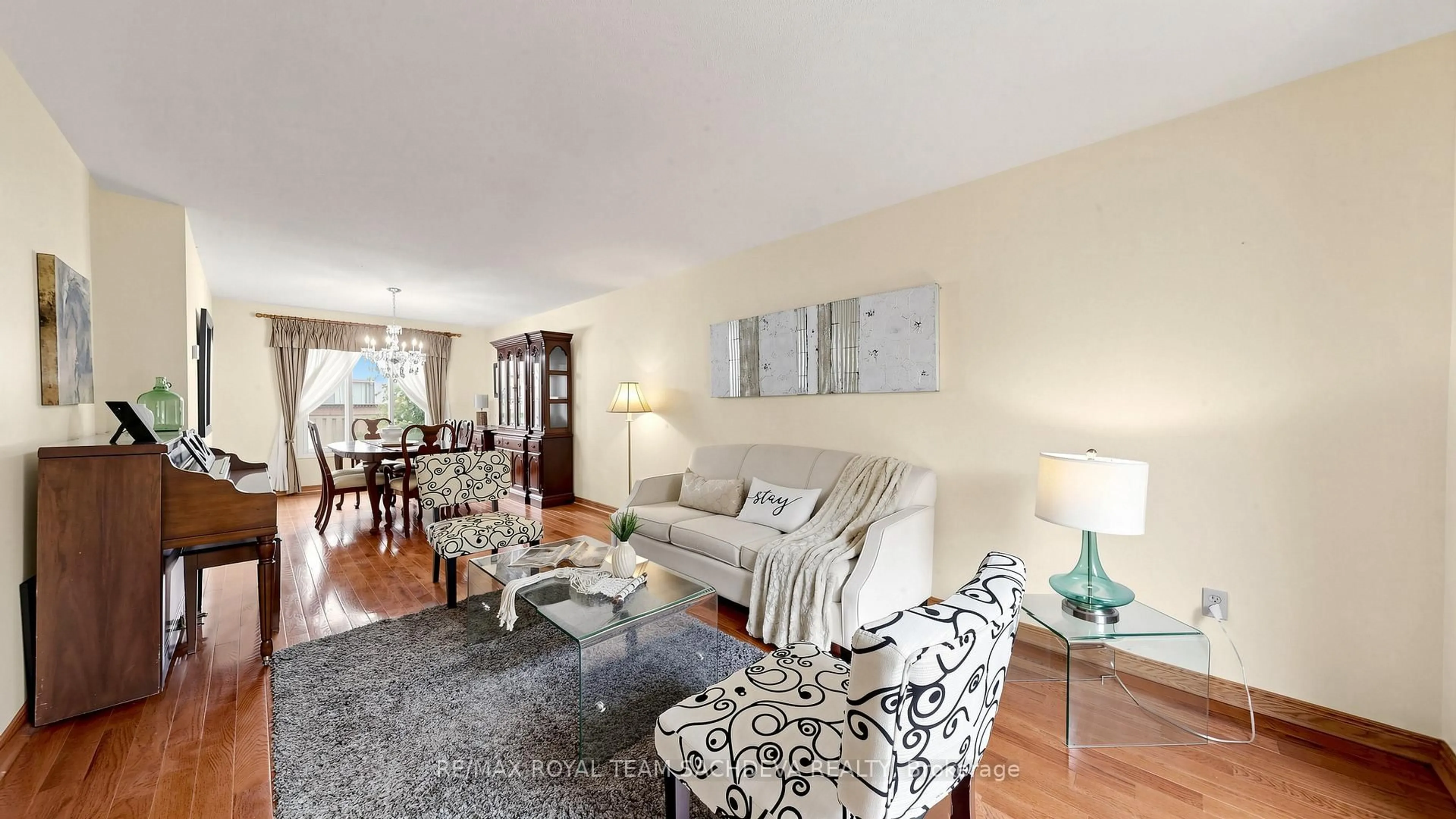 Living room with furniture, wood/laminate floor for 29 Muirbank Blvd, Toronto Ontario M1C 4T7