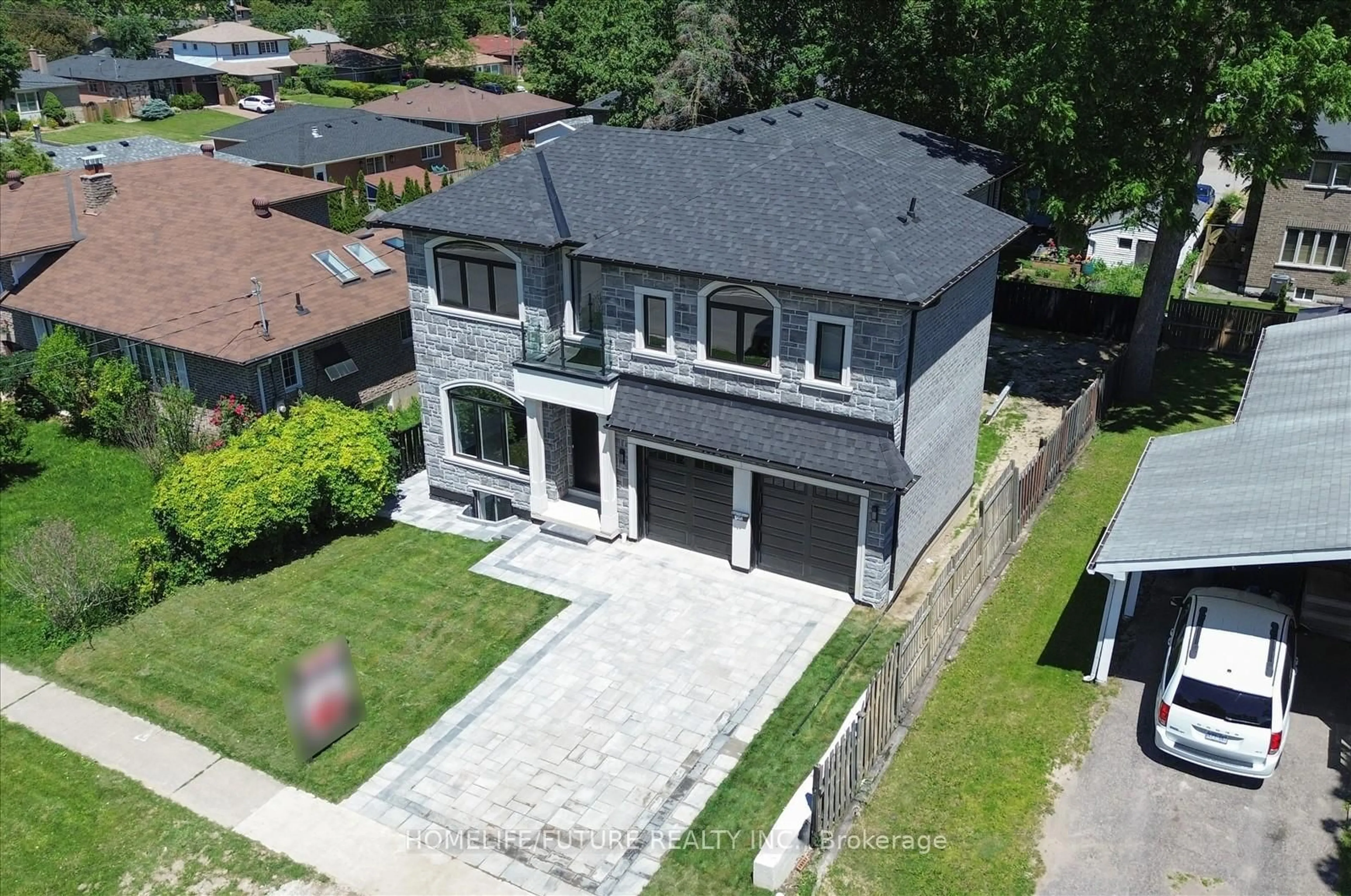 A pic from outside/outdoor area/front of a property/back of a property/a pic from drone, street for 735 Hillcrest Rd, Pickering Ontario L1W 2P3