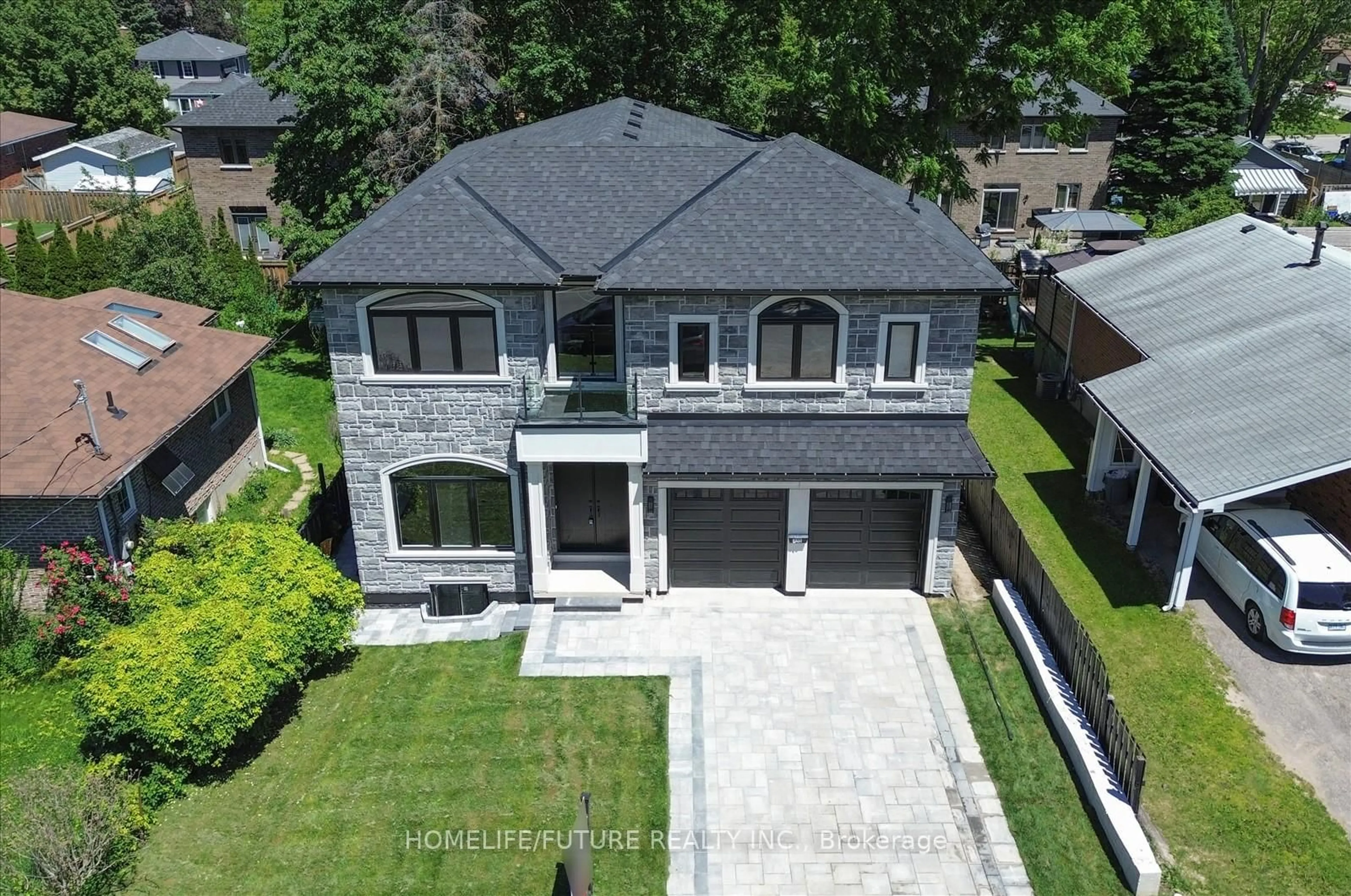 A pic from outside/outdoor area/front of a property/back of a property/a pic from drone, street for 735 Hillcrest Rd, Pickering Ontario L1W 2P3