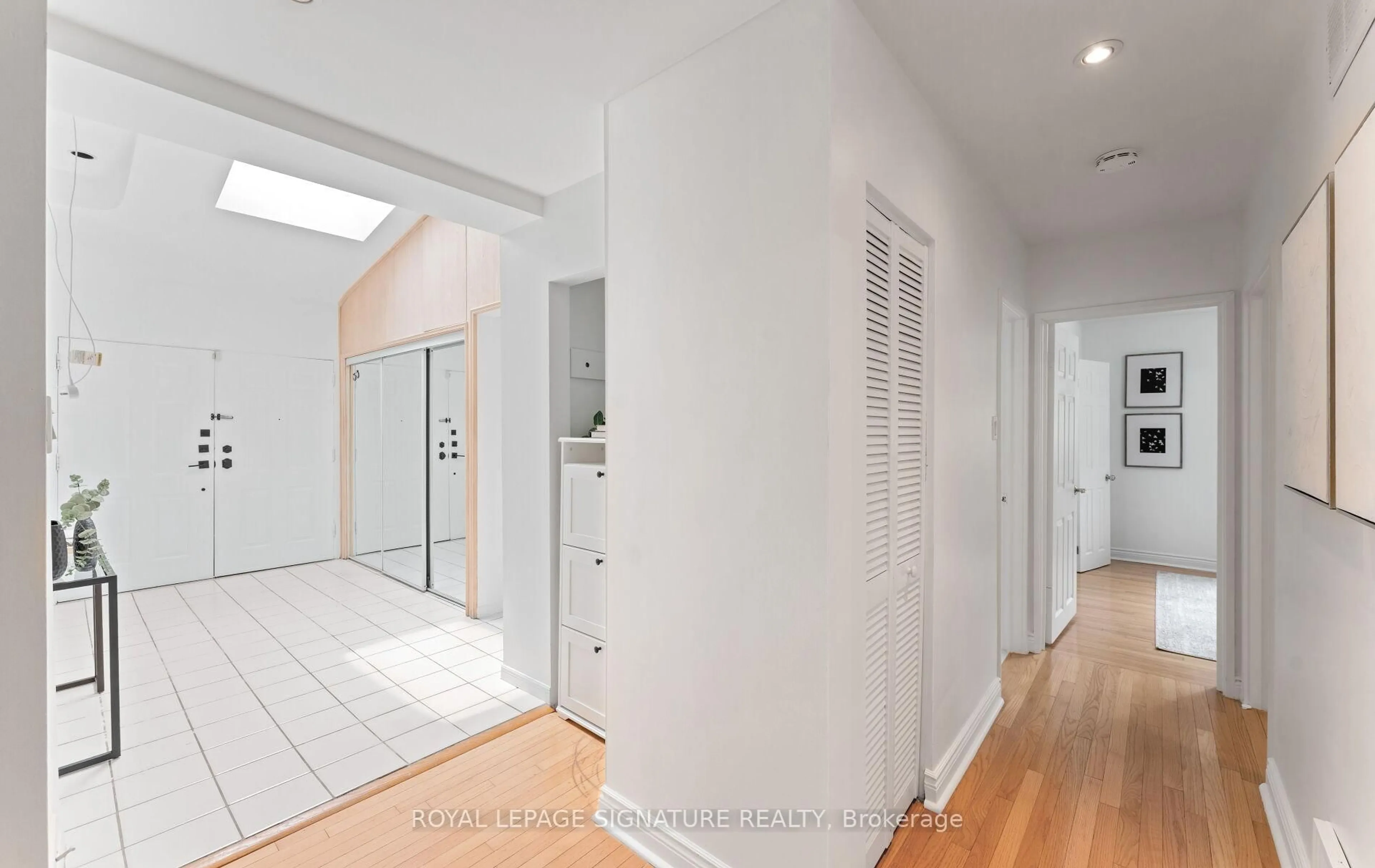 Indoor foyer for 279 Birkdale Rd, Toronto Ontario M1P 3S3