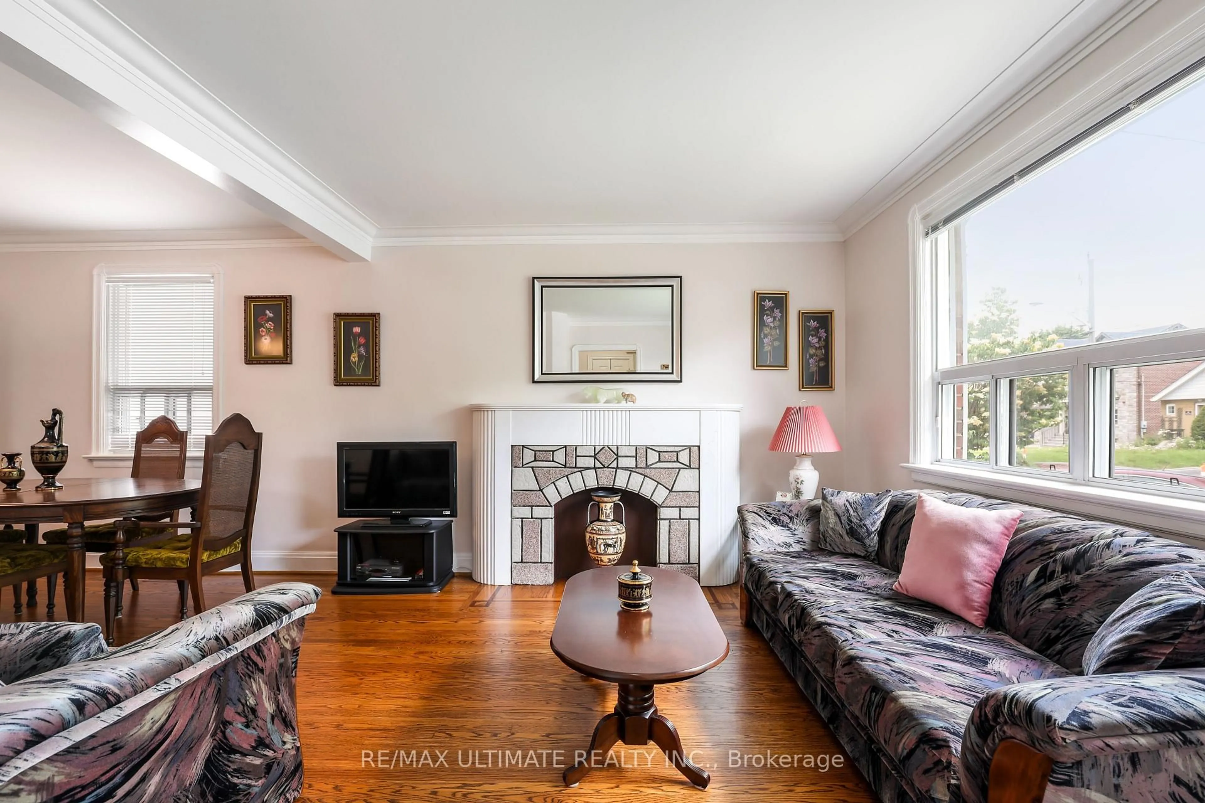 Living room with furniture, wood/laminate floor for 34 Doris Dr, Toronto Ontario M4B 3C8