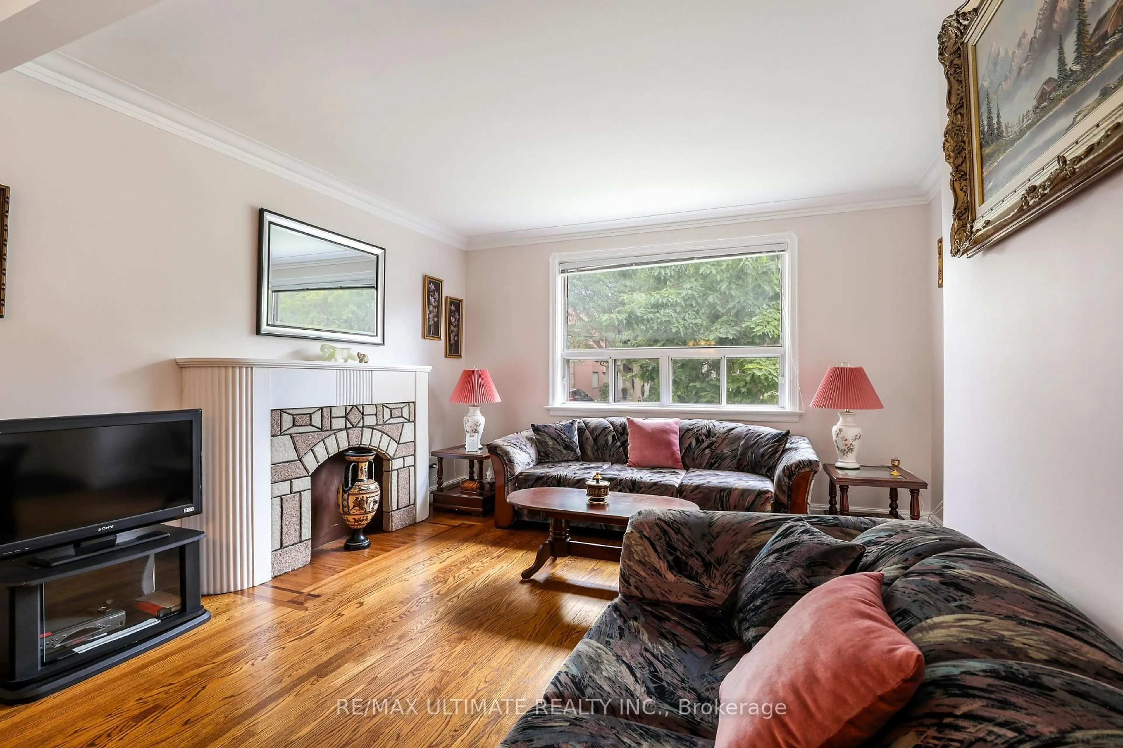Living room with furniture, wood/laminate floor for 34 Doris Dr, Toronto Ontario M4B 3C8