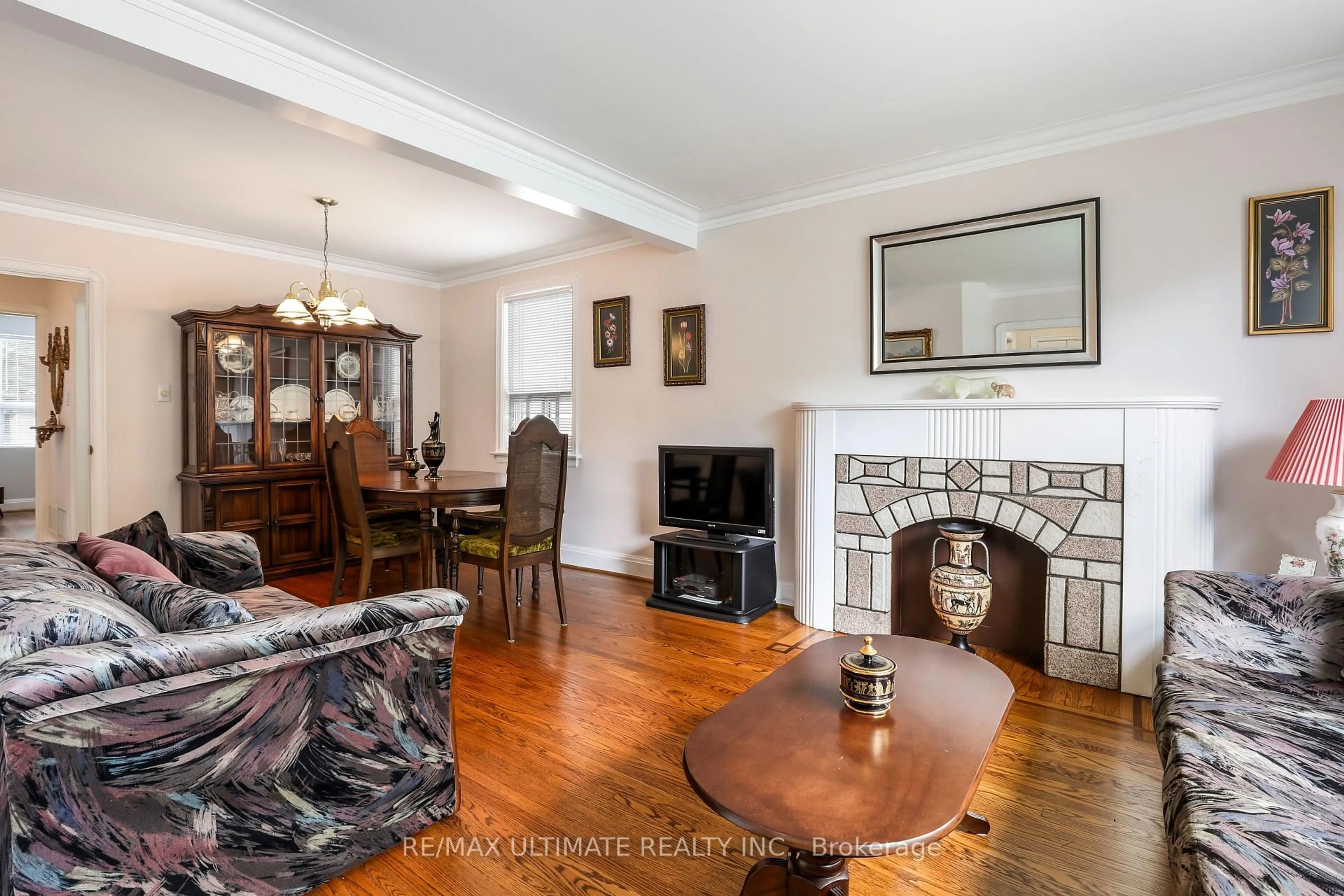 Living room with furniture, unknown for 34 Doris Dr, Toronto Ontario M4B 3C8