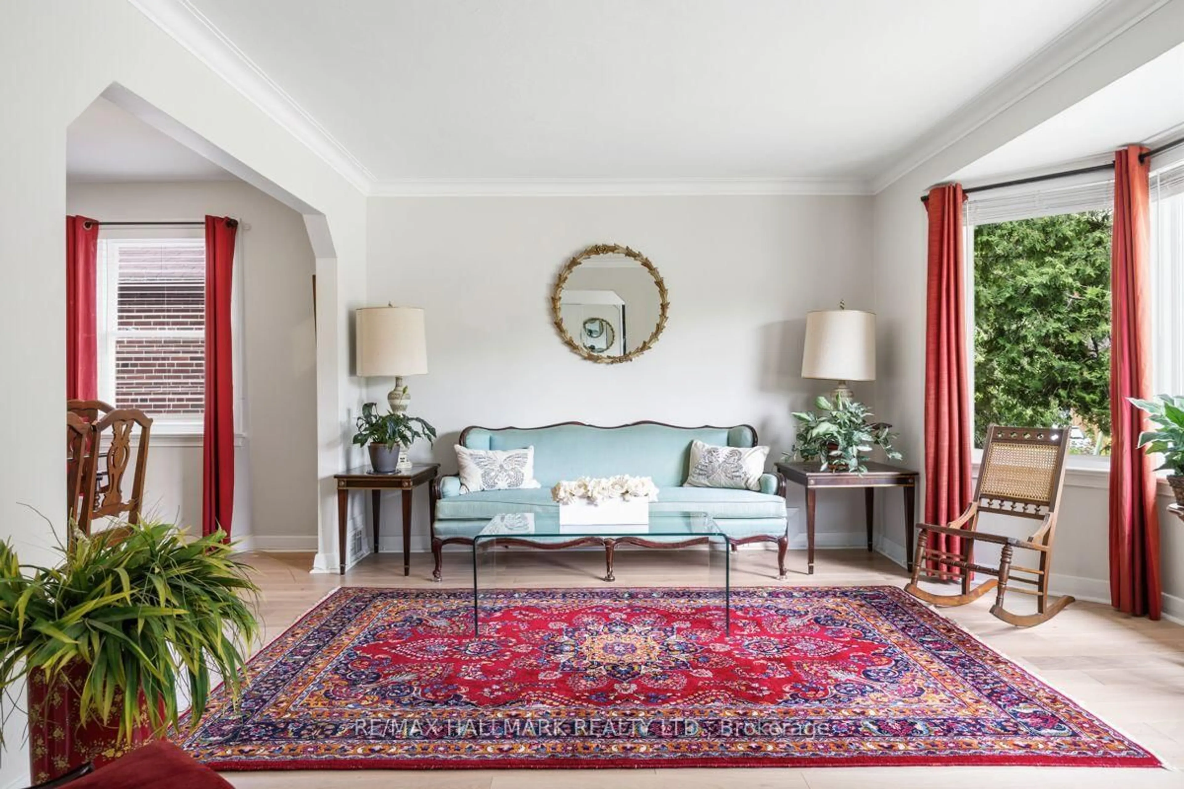 Living room with furniture, carpet floor for 193 Ferris Rd, Toronto Ontario M4B 1H2