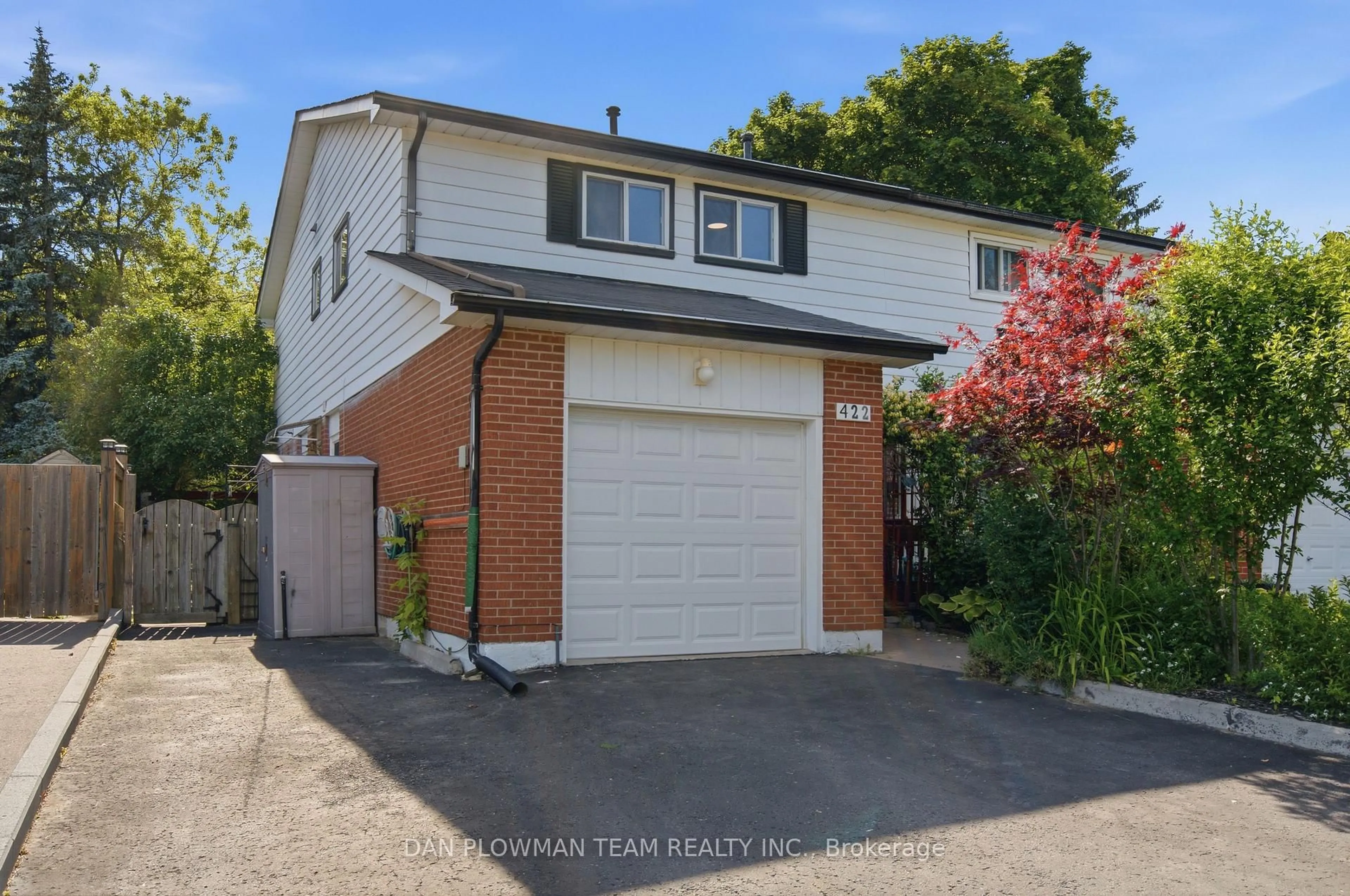 A pic from outside/outdoor area/front of a property/back of a property/a pic from drone, street for 422 Lanark Dr, Oshawa Ontario L1J 6H6