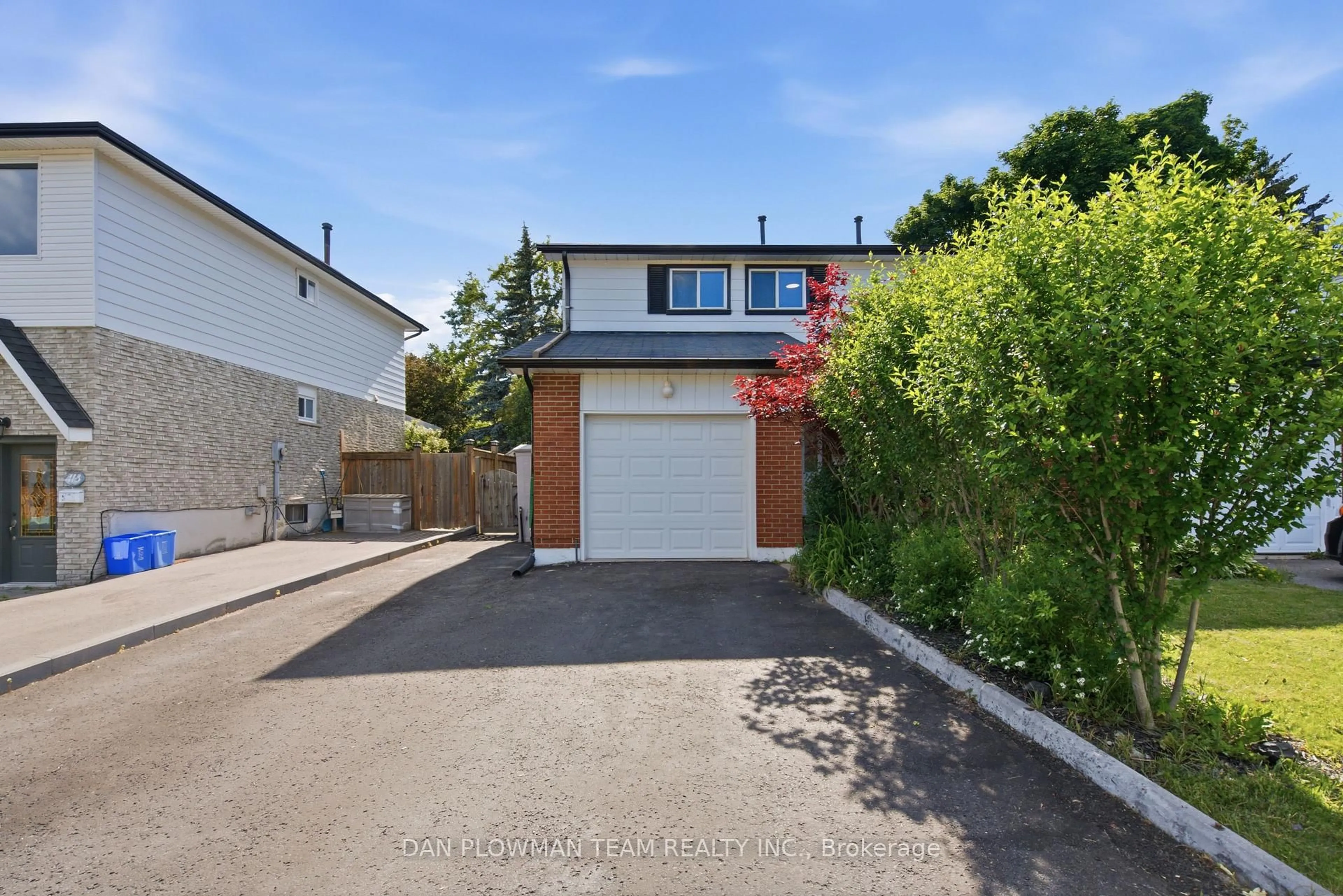 A pic from outside/outdoor area/front of a property/back of a property/a pic from drone, street for 422 Lanark Dr, Oshawa Ontario L1J 6H6