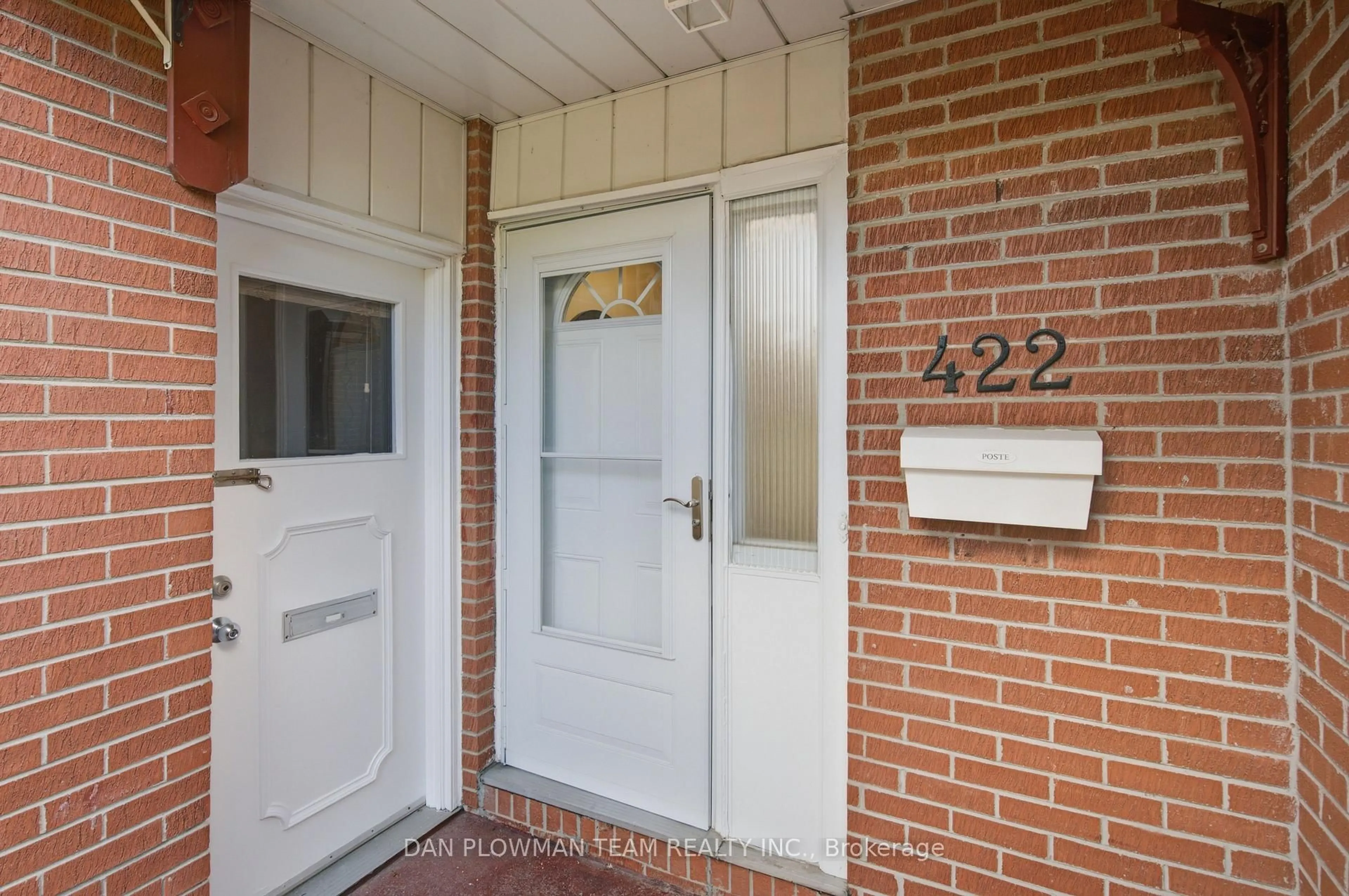 Indoor entryway for 422 Lanark Dr, Oshawa Ontario L1J 6H6