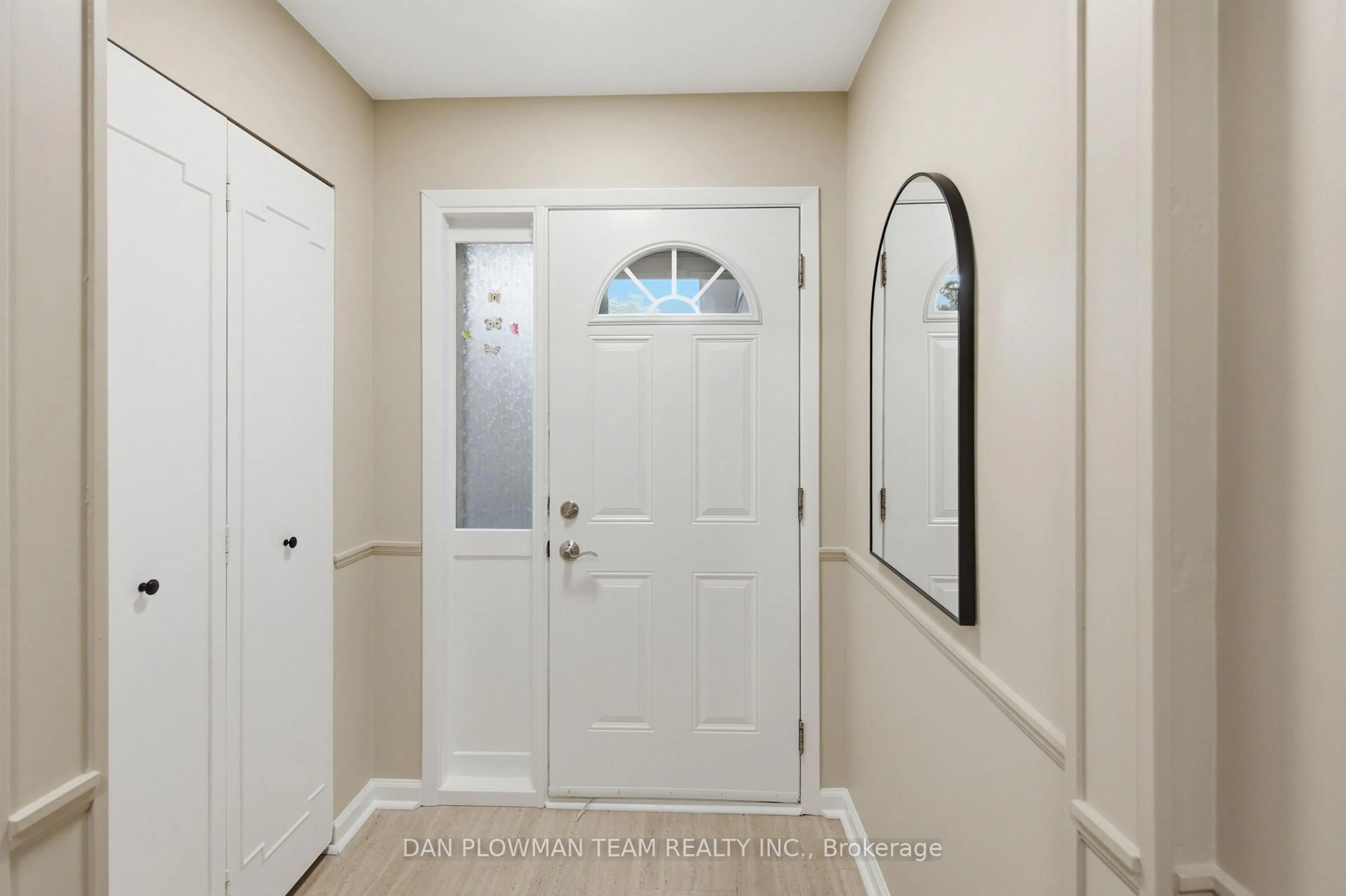 Indoor entryway for 422 Lanark Dr, Oshawa Ontario L1J 6H6