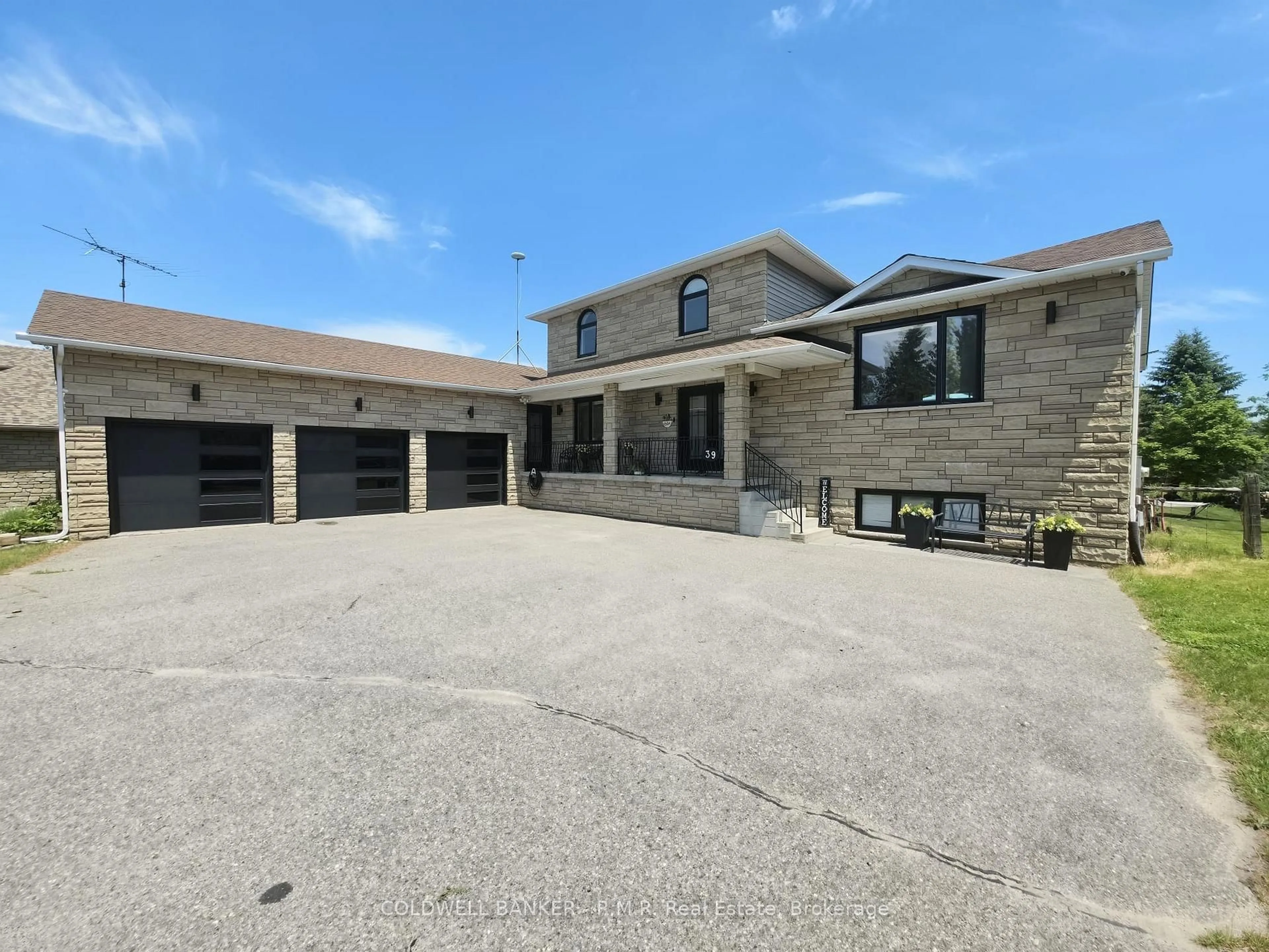 A pic from outside/outdoor area/front of a property/back of a property/a pic from drone, building for 39 King Lane, Clarington Ontario L0B 1J0