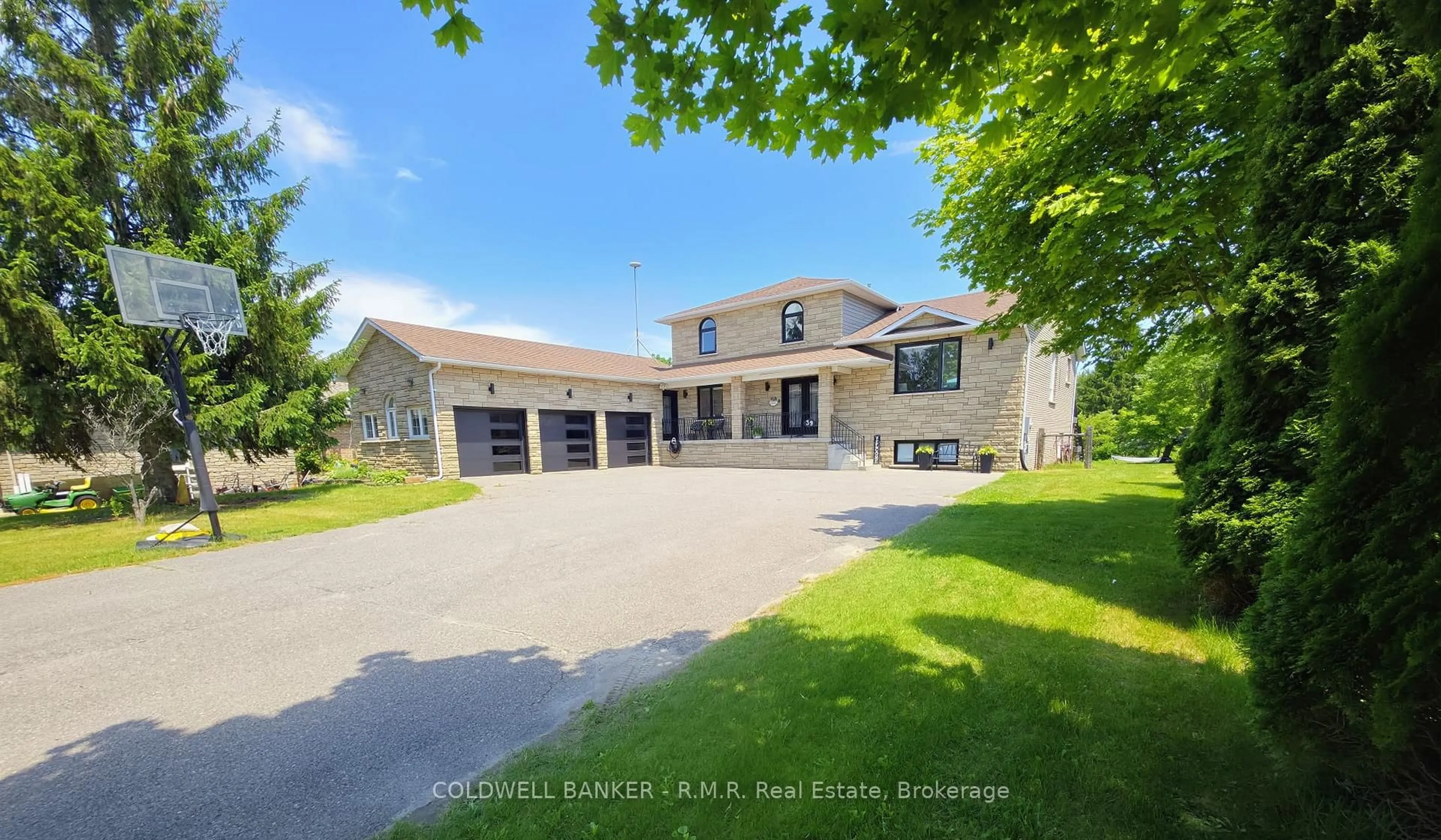 A pic from outside/outdoor area/front of a property/back of a property/a pic from drone, unknown for 39 King Lane, Clarington Ontario L0B 1J0