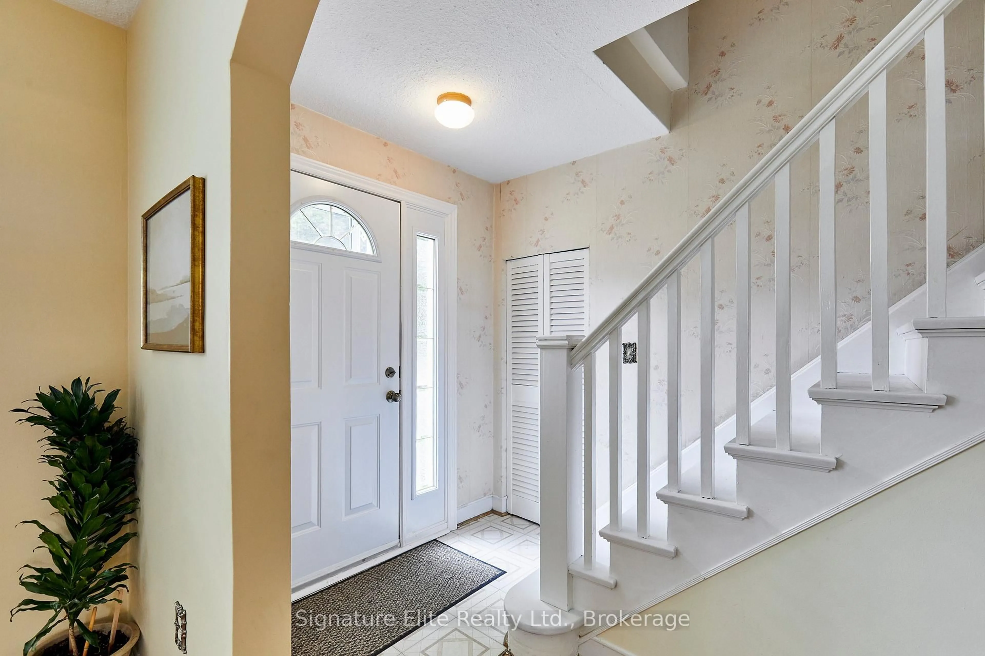 Indoor entryway for 45 Heathfield Dr, Toronto Ontario M1M 3A9