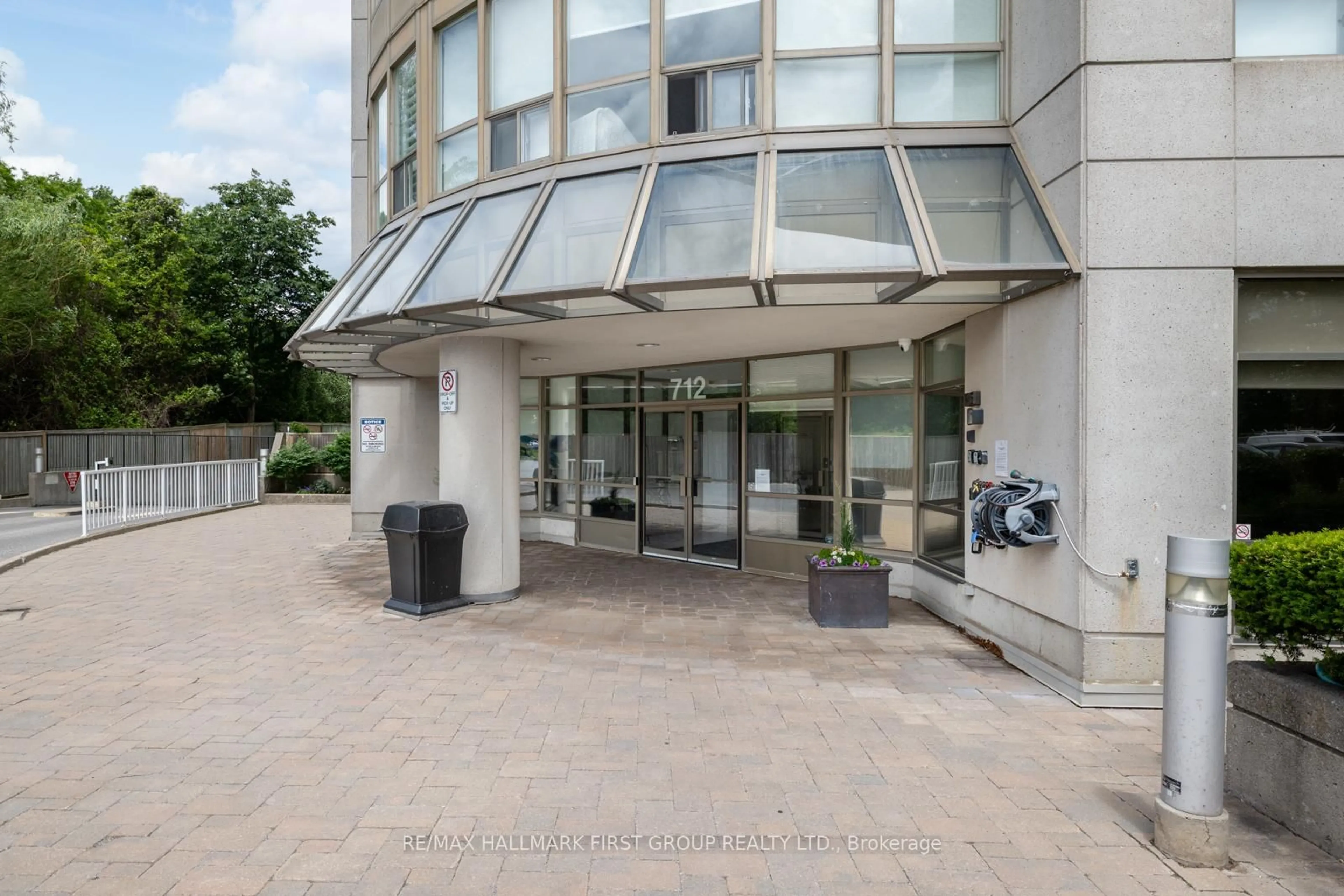 Indoor foyer for 712 Rossland Rd #1002, Whitby Ontario L1N 9E8