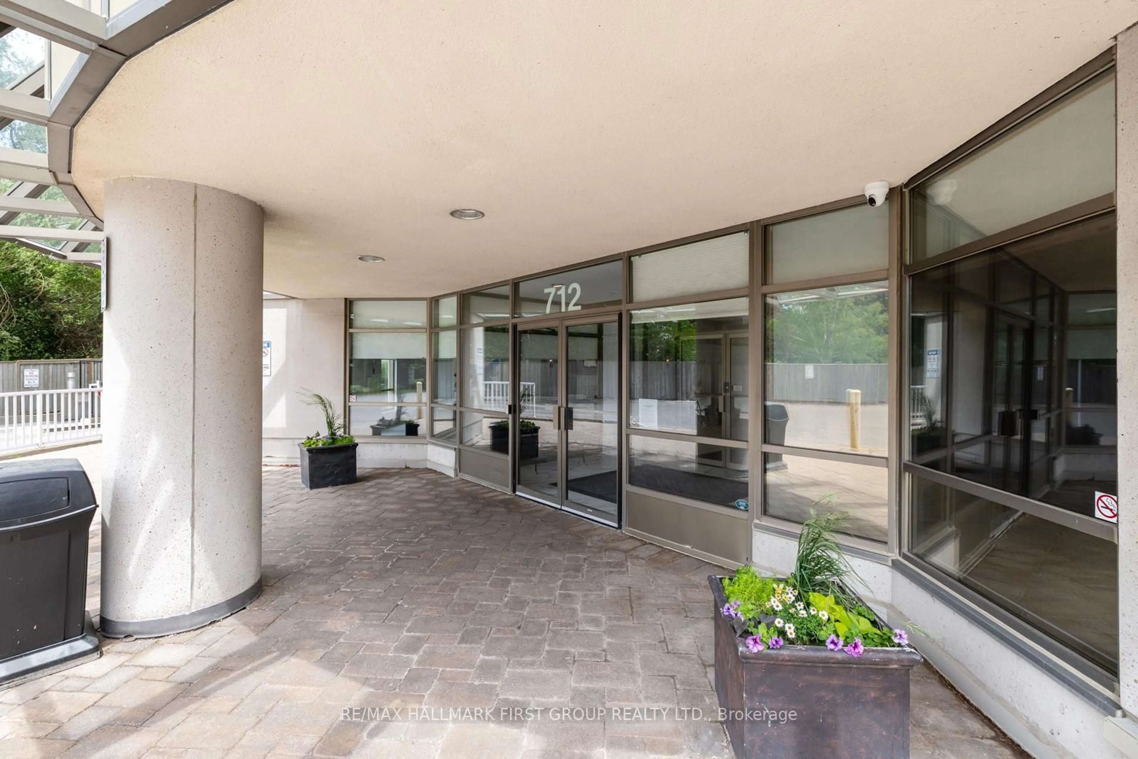 Indoor foyer for 712 Rossland Rd #1002, Whitby Ontario L1N 9E8