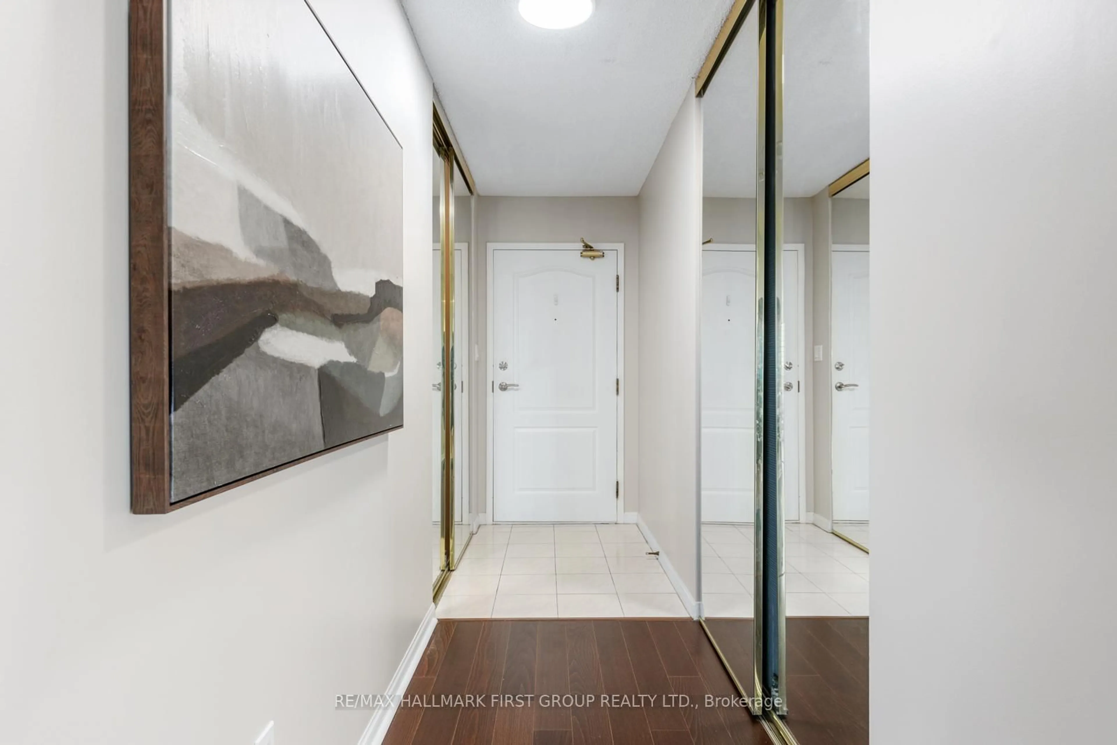 Indoor foyer for 712 Rossland Rd #1002, Whitby Ontario L1N 9E8