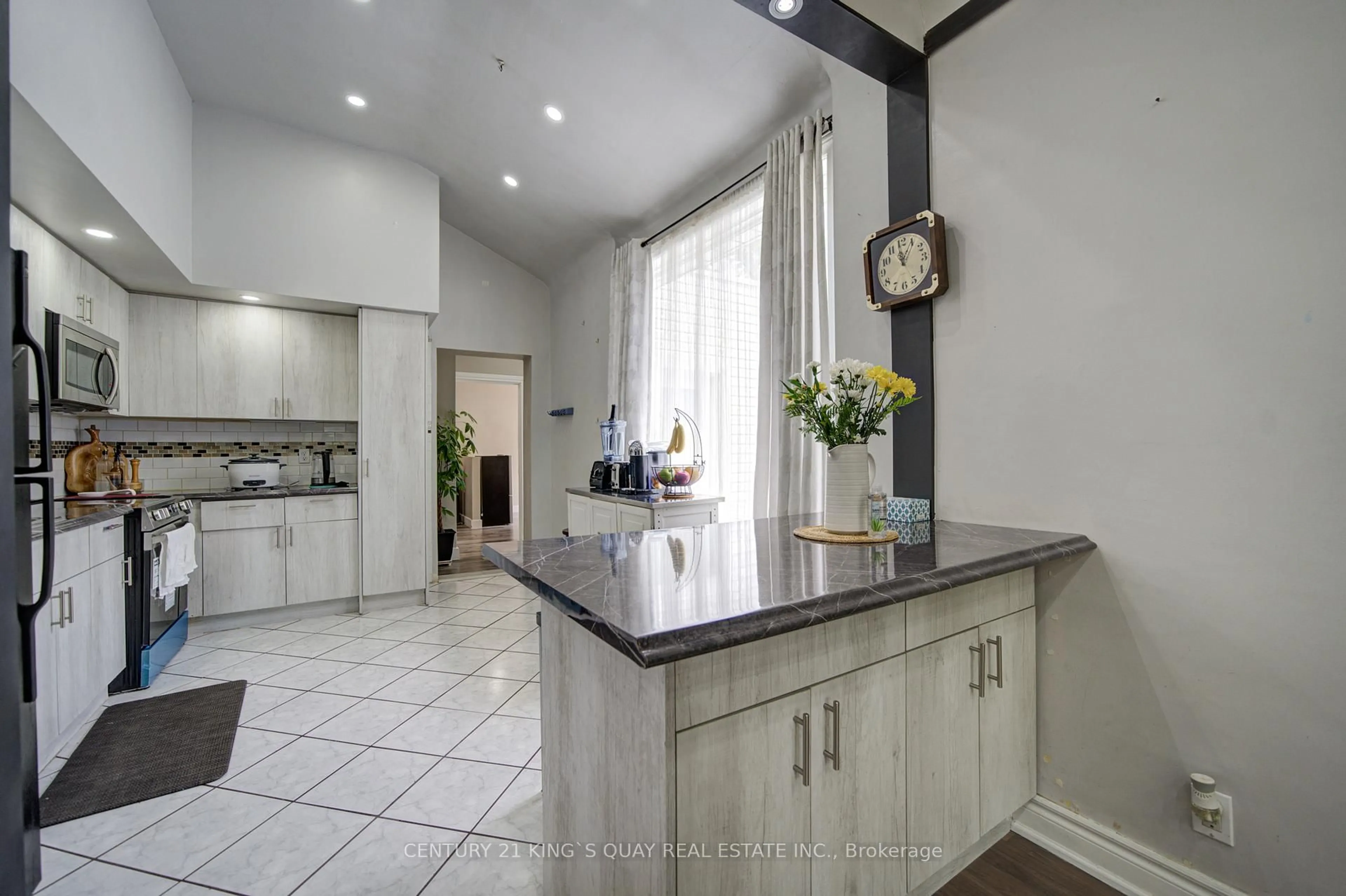 Open concept kitchen, ceramic/tile floor for 18 Benhur Cres, Toronto Ontario M1H 1P3