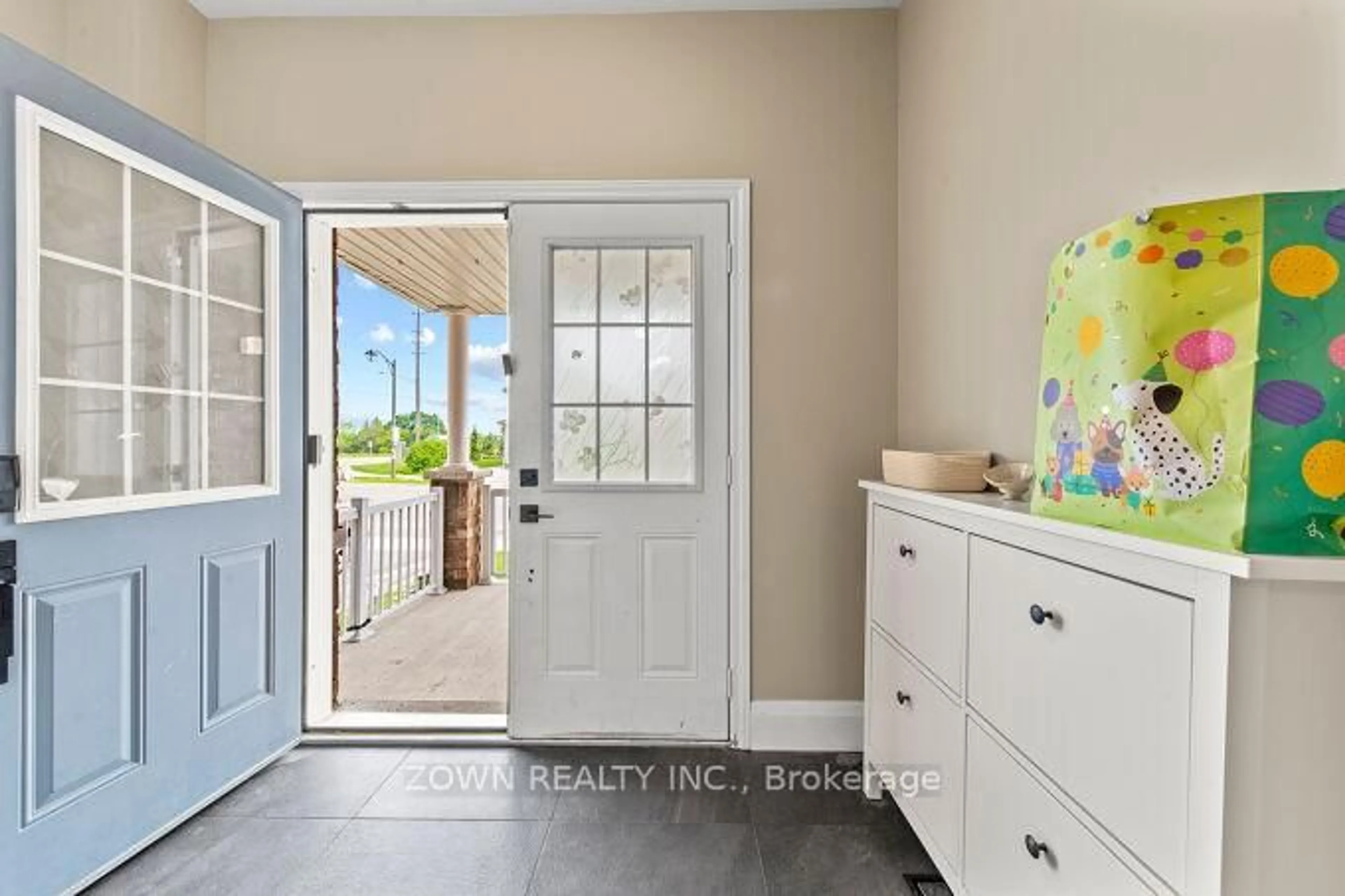 Indoor entryway for 956 Greenhill Ave, Oshawa Ontario L1K 0X9
