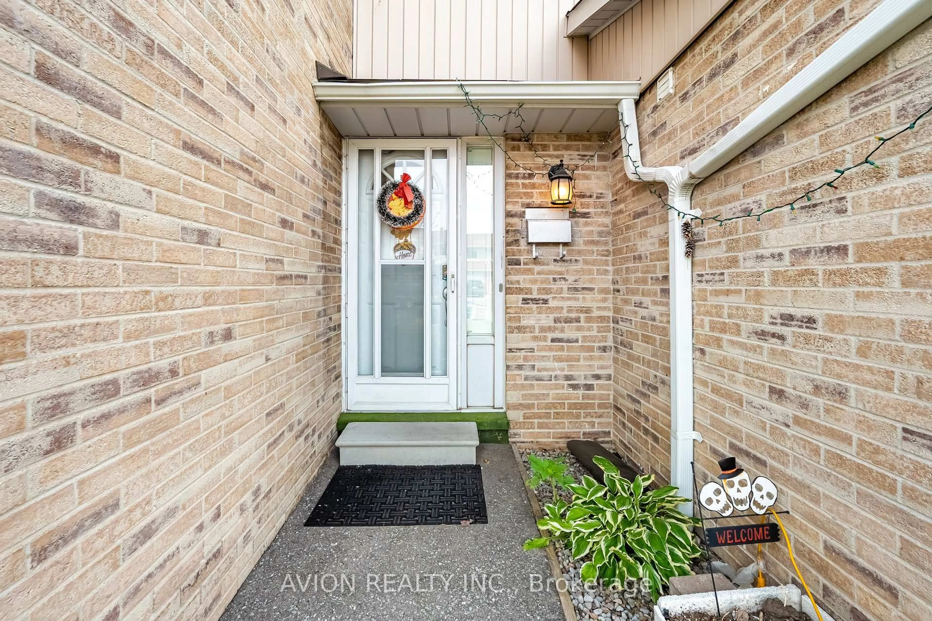 Indoor entryway for 1975 Rosefield Rd #98, Pickering Ontario L1V 3E3