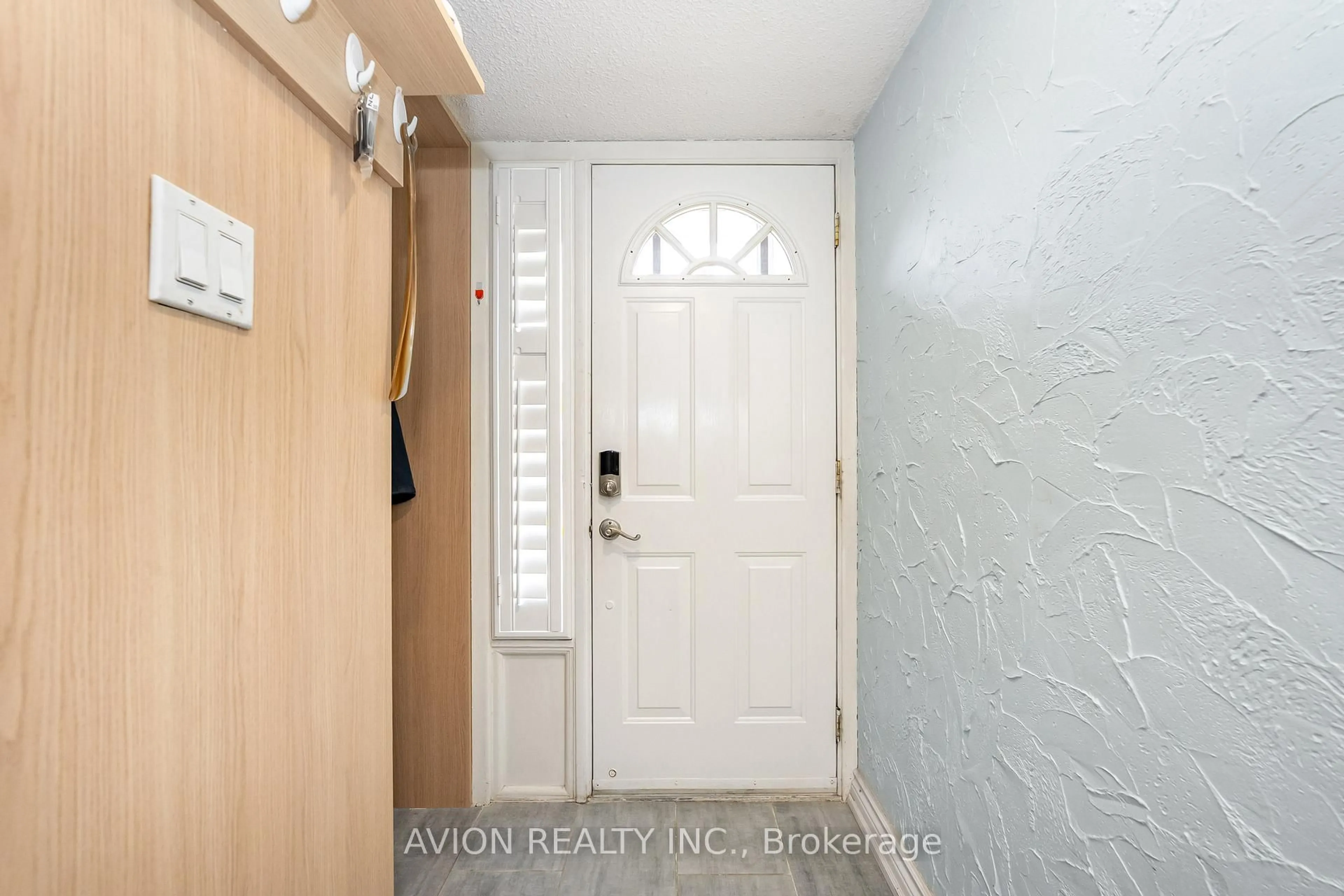 Indoor entryway for 1975 Rosefield Rd #98, Pickering Ontario L1V 3E3