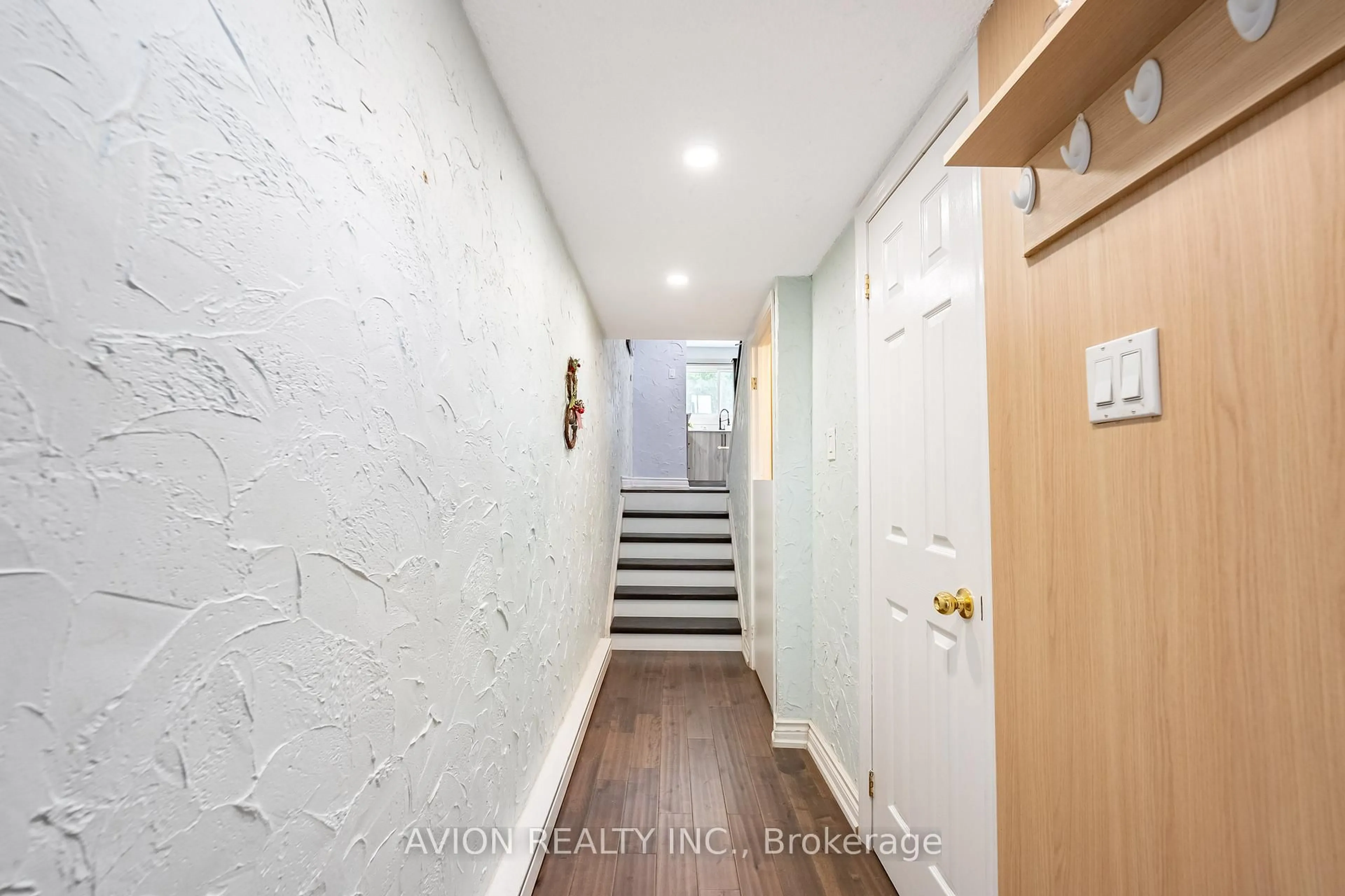 Indoor entryway for 1975 Rosefield Rd #98, Pickering Ontario L1V 3E3