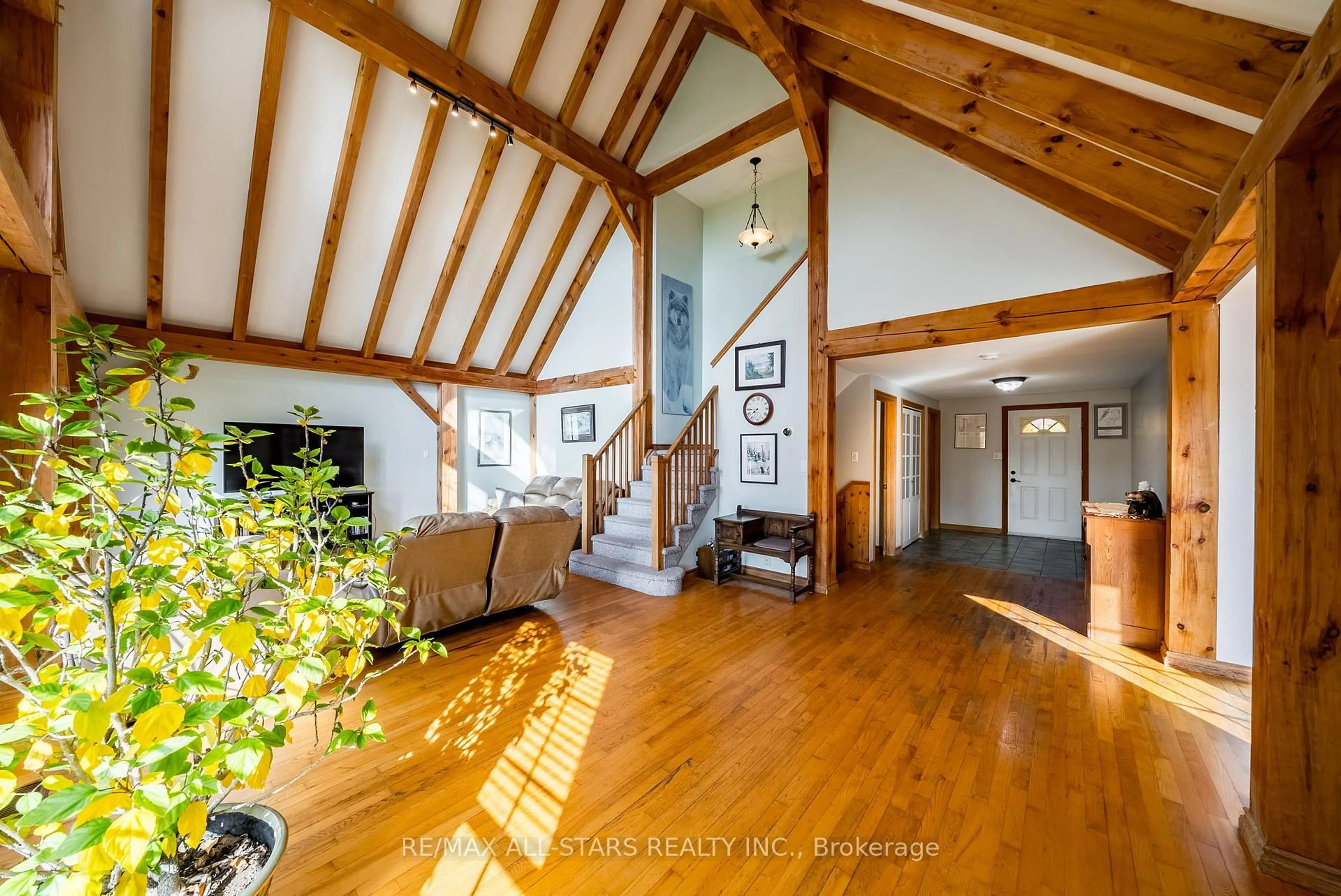 Indoor foyer for 100 Snow Ridge Crt, Oshawa Ontario L1H 0S5