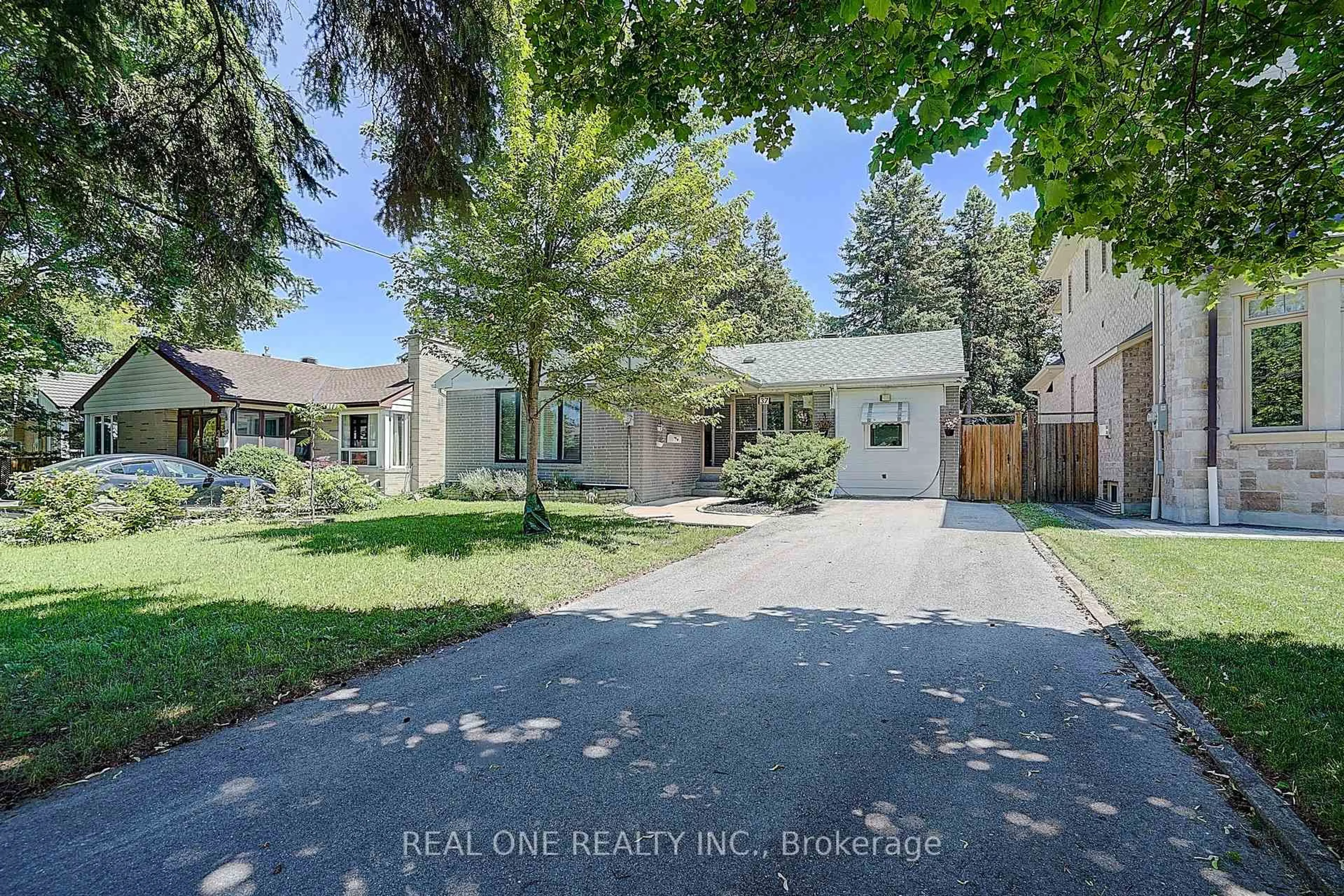 A pic from outside/outdoor area/front of a property/back of a property/a pic from drone, street for 37 Lauralynn Cres, Toronto Ontario M1S 2H3