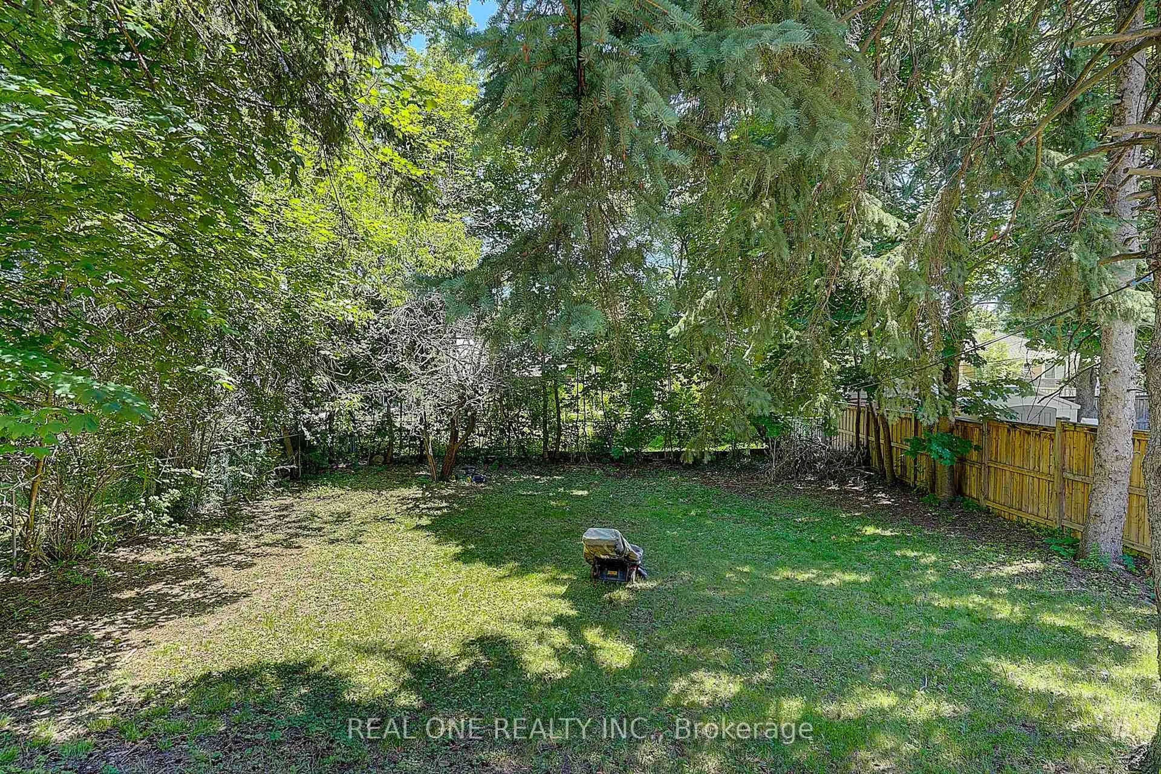 A pic from outside/outdoor area/front of a property/back of a property/a pic from drone, forest/trees view for 37 Lauralynn Cres, Toronto Ontario M1S 2H3