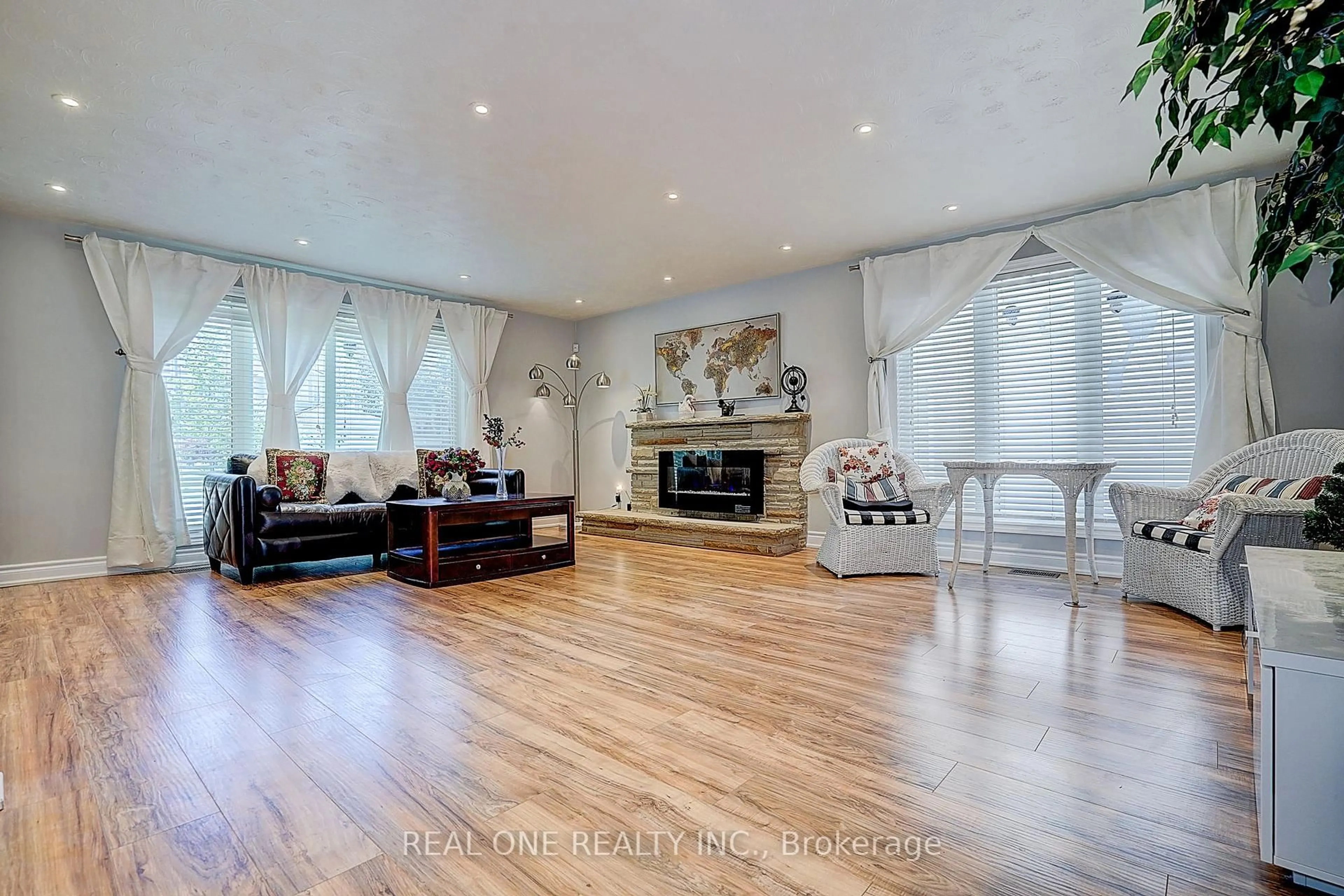 Living room with furniture, unknown for 37 Lauralynn Cres, Toronto Ontario M1S 2H3
