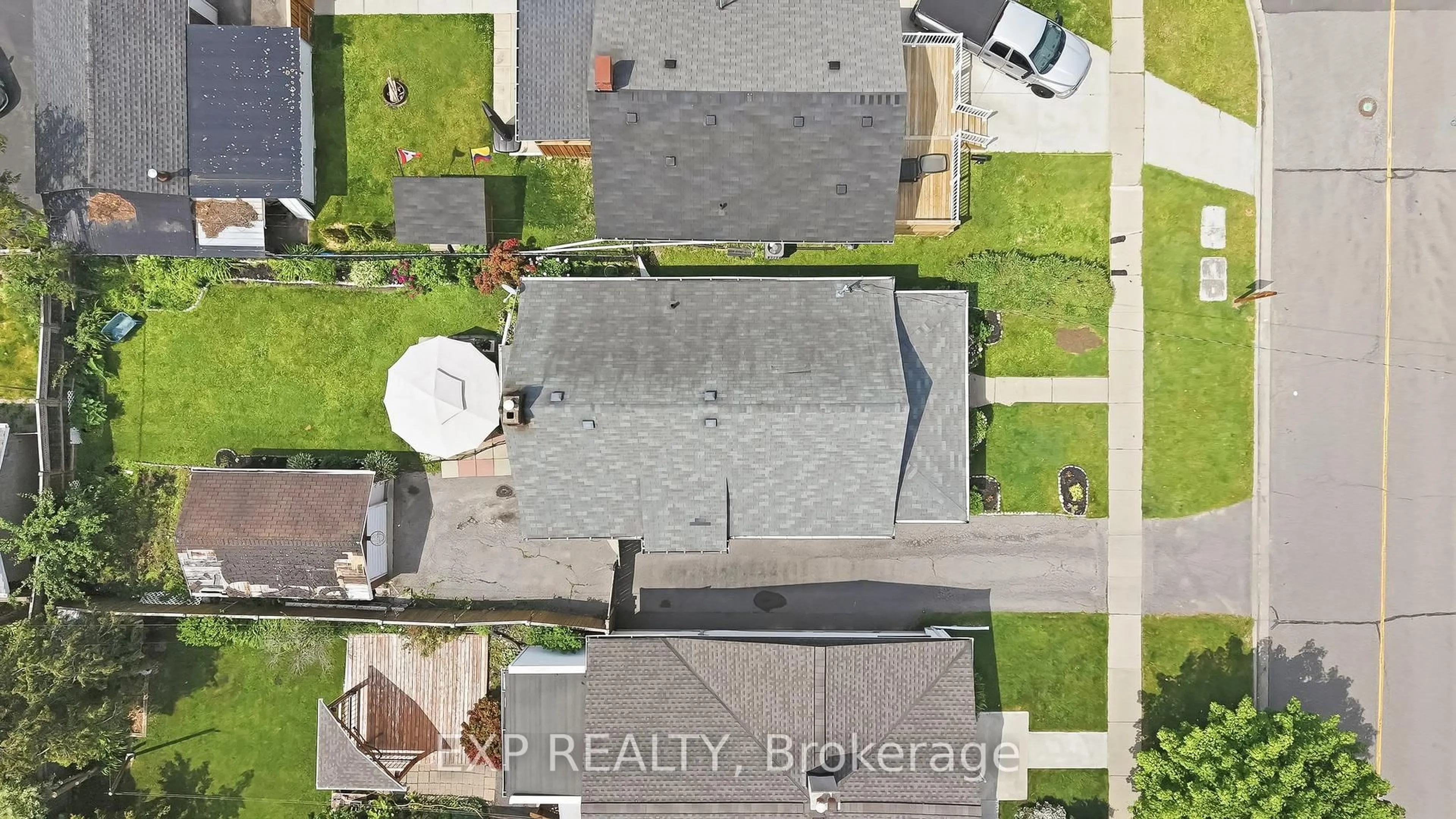 A pic from outside/outdoor area/front of a property/back of a property/a pic from drone, street for 652 Hortop St, Oshawa Ontario L1G 4N5