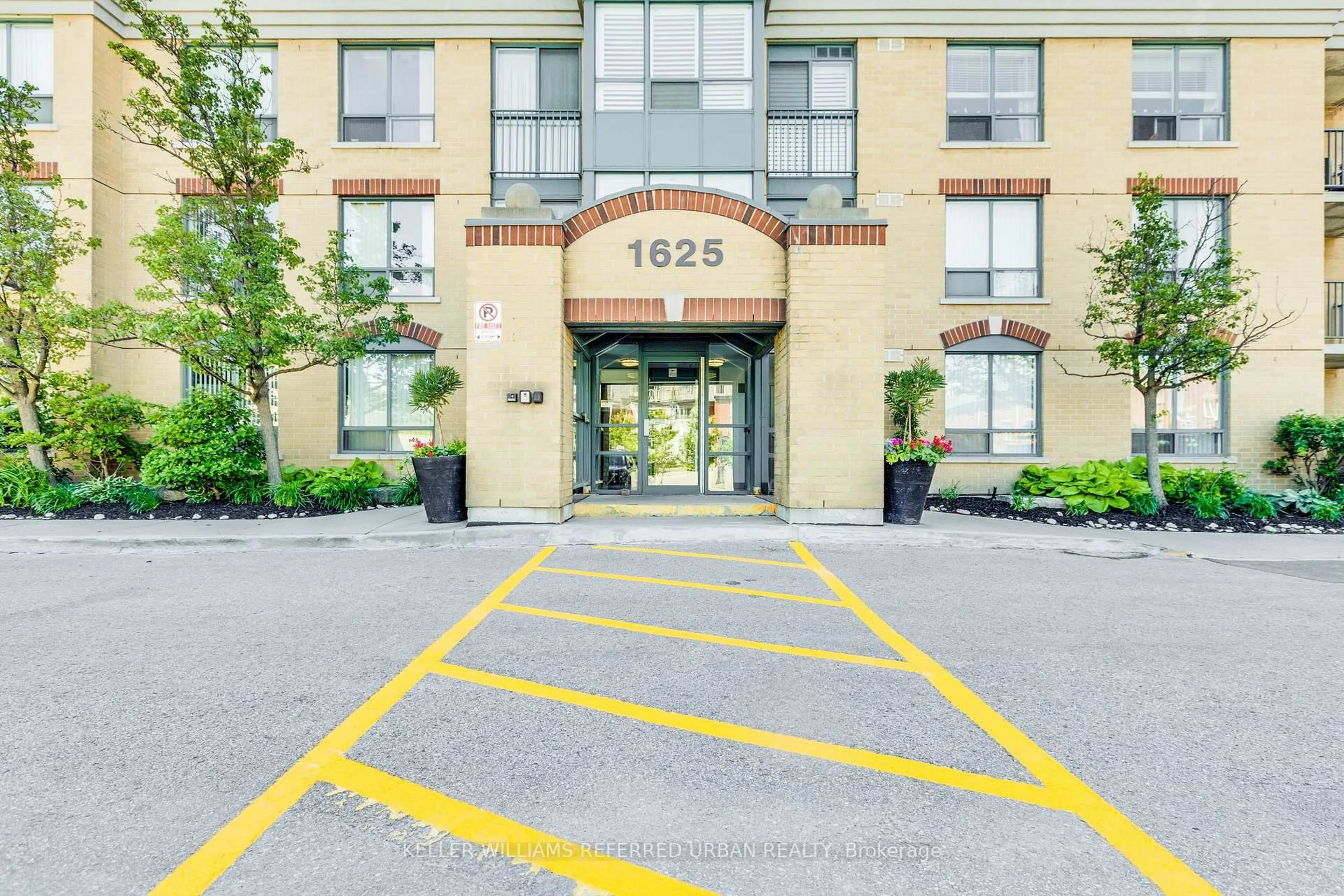 Indoor foyer for 1625 Pickering Pkwy #703, Pickering Ontario L1V 6Z6