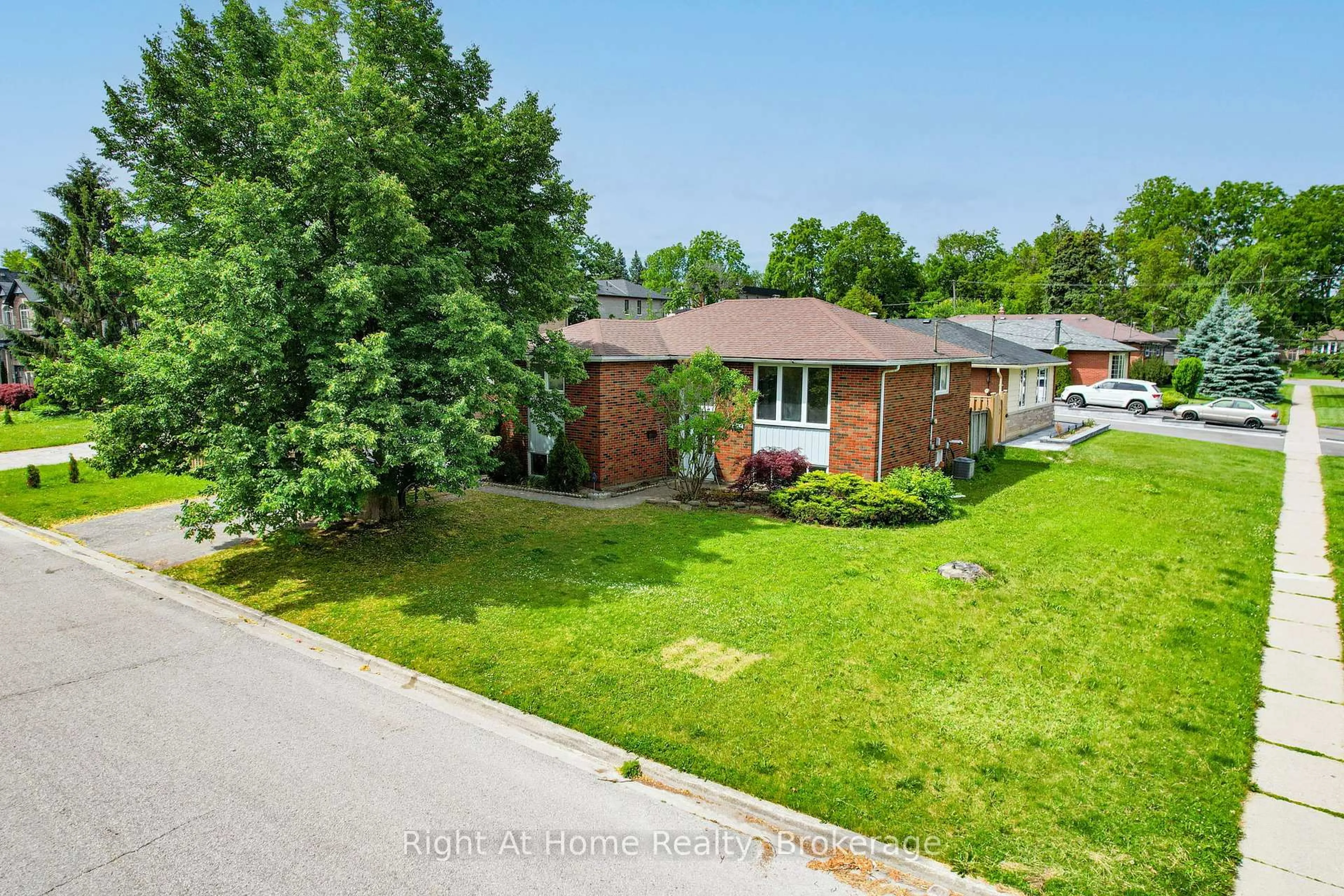 A pic from outside/outdoor area/front of a property/back of a property/a pic from drone, street for 833 Vicki Dr, Pickering Ontario L1W 2J4