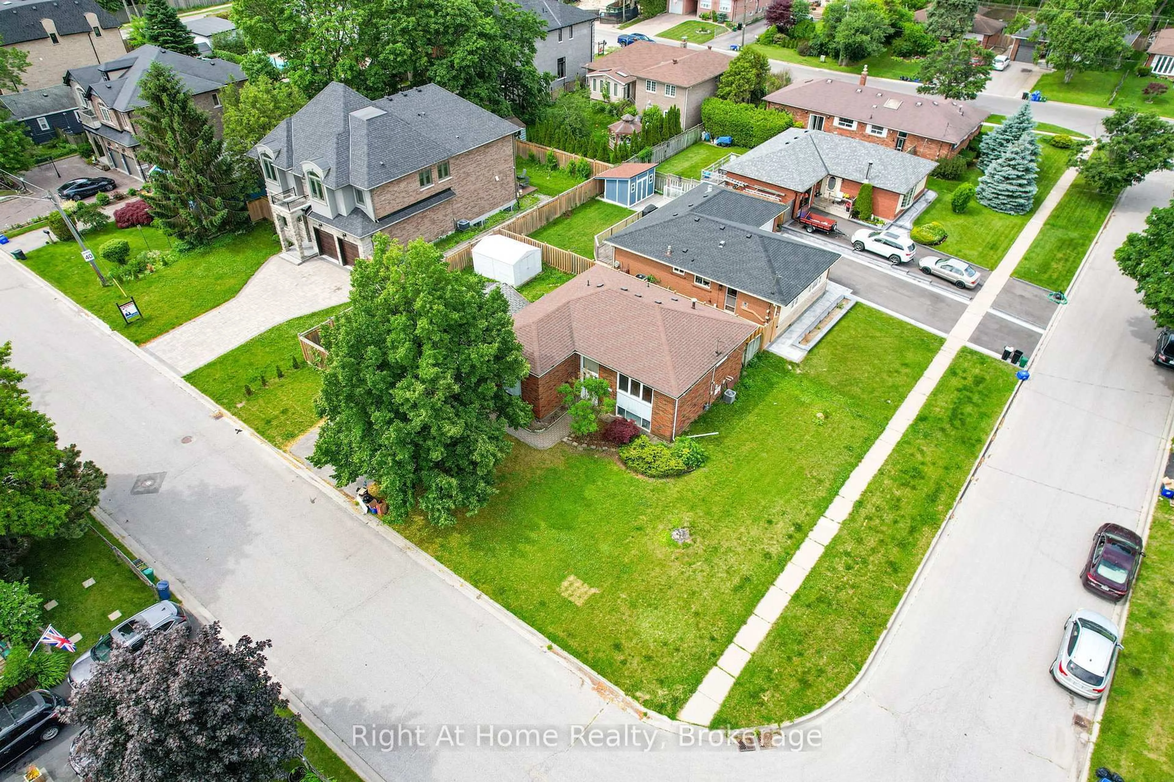 A pic from outside/outdoor area/front of a property/back of a property/a pic from drone, street for 833 Vicki Dr, Pickering Ontario L1W 2J4