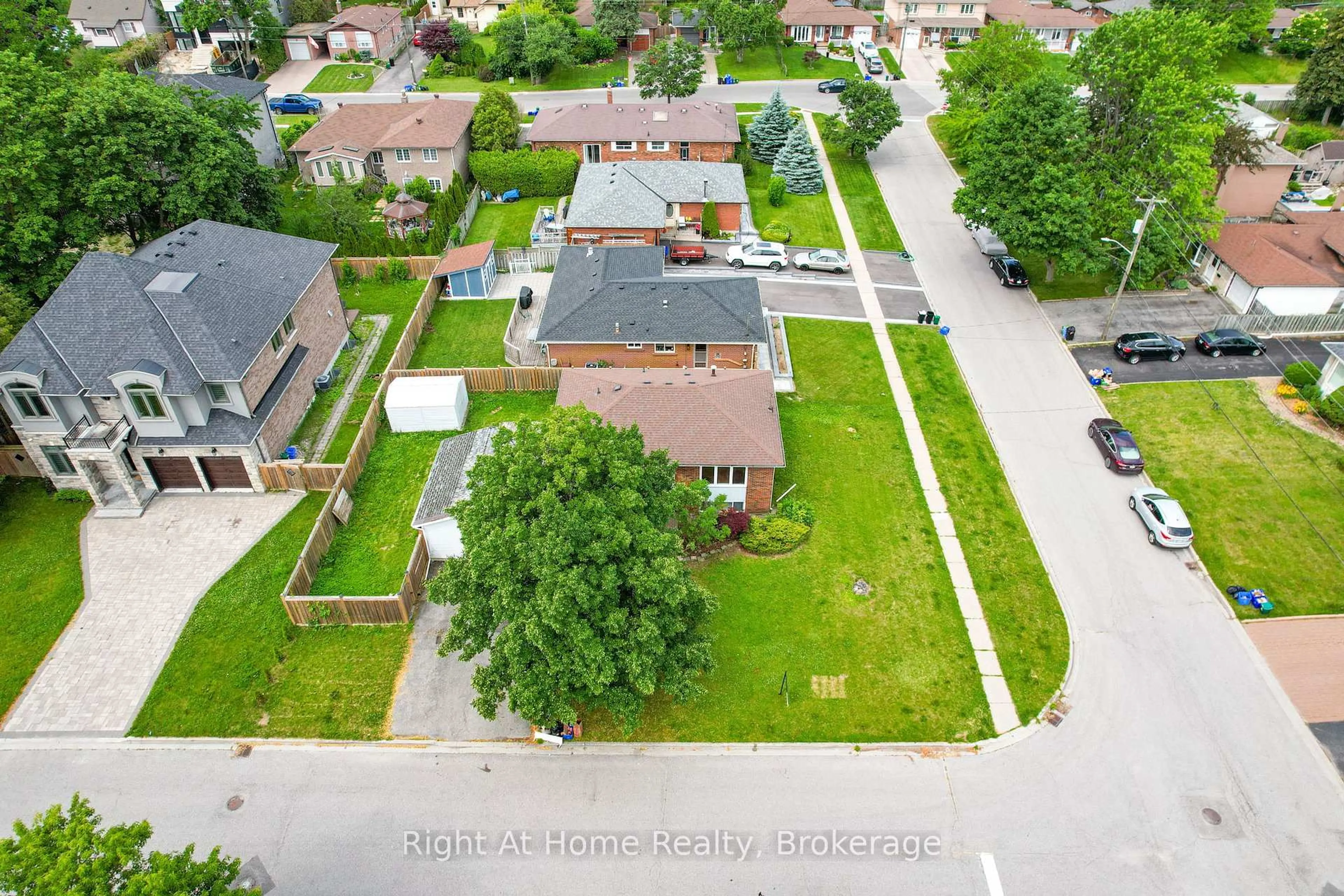 A pic from outside/outdoor area/front of a property/back of a property/a pic from drone, street for 833 Vicki Dr, Pickering Ontario L1W 2J4
